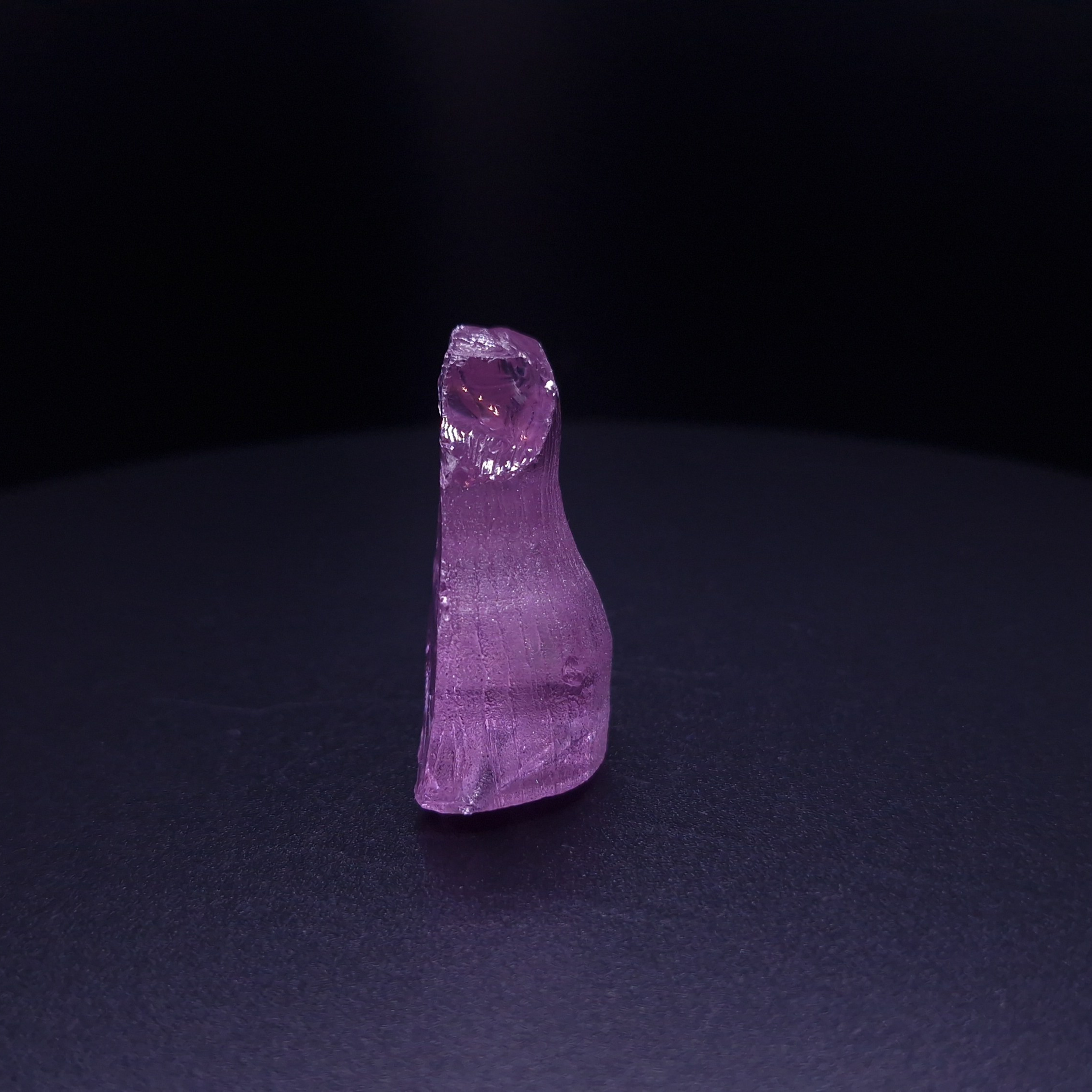 Кристалл синтетического фиолетового граната. YAG garnet иттрий алюминиевый гранат ИАГ