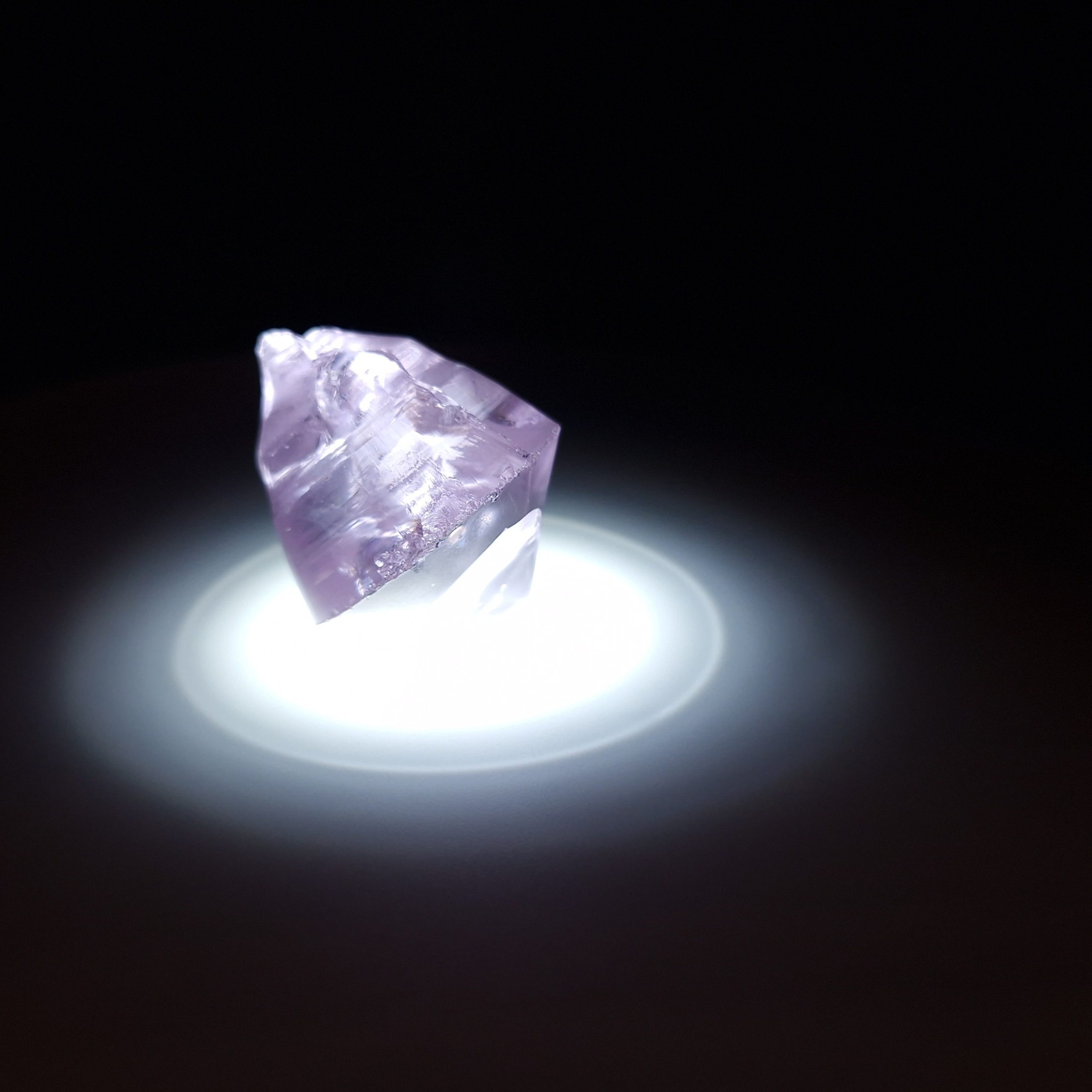 Кристалл граната фиолетовый. YAG garnet иттрий алюминиевый гранат ИАГ