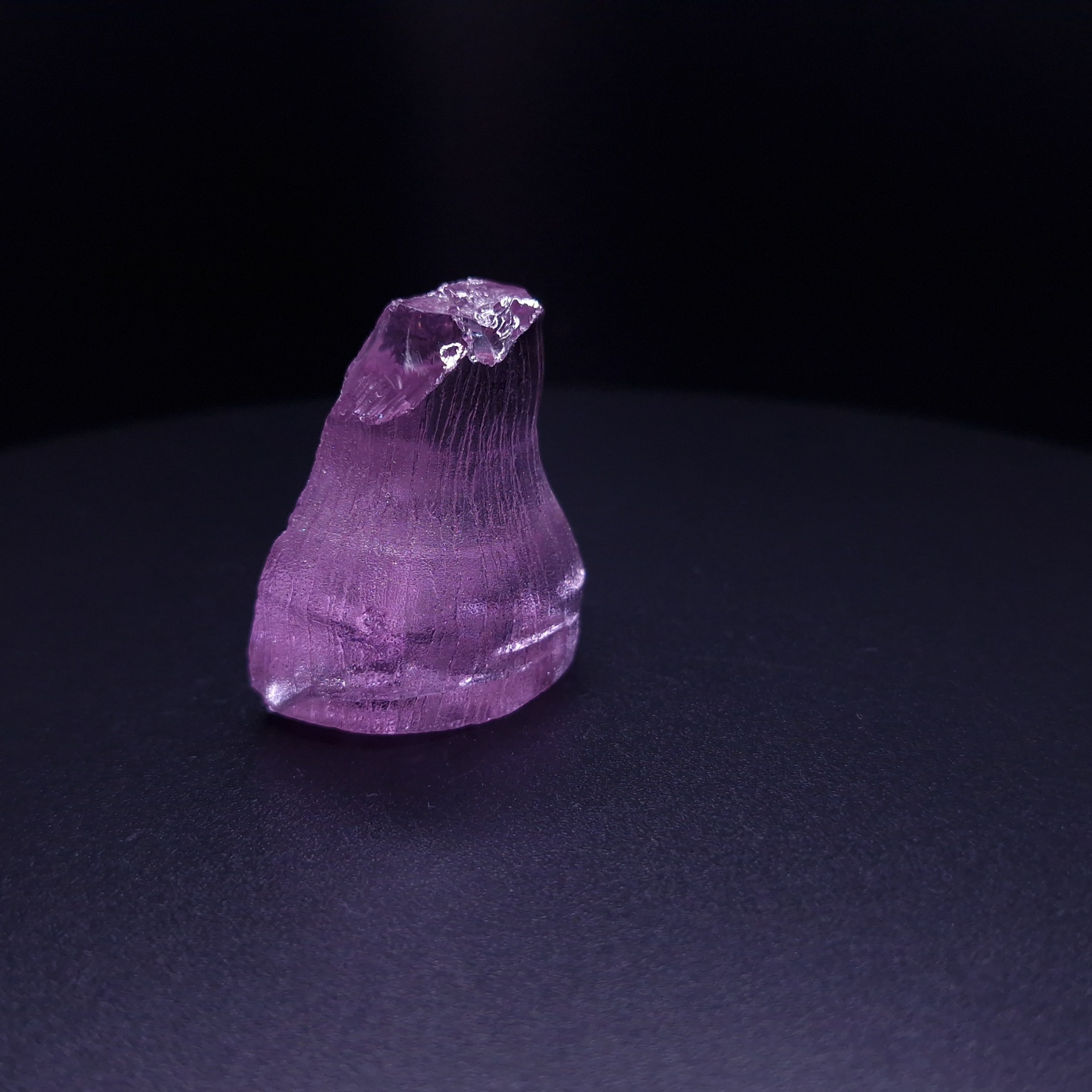 Кристалл синтетического фиолетового граната. YAG garnet иттрий алюминиевый гранат ИАГ