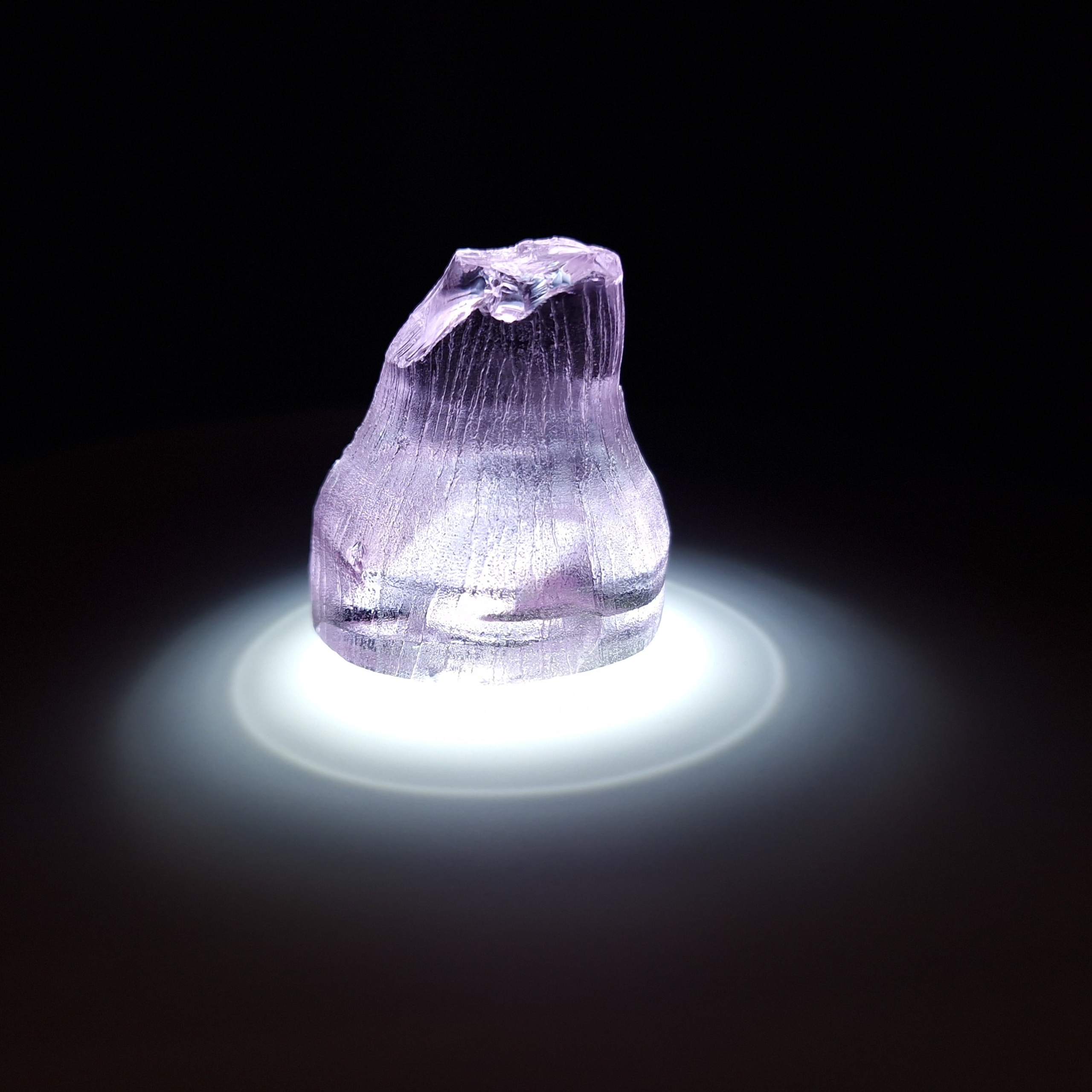 Кристалл синтетического фиолетового граната. YAG garnet иттрий алюминиевый гранат ИАГ