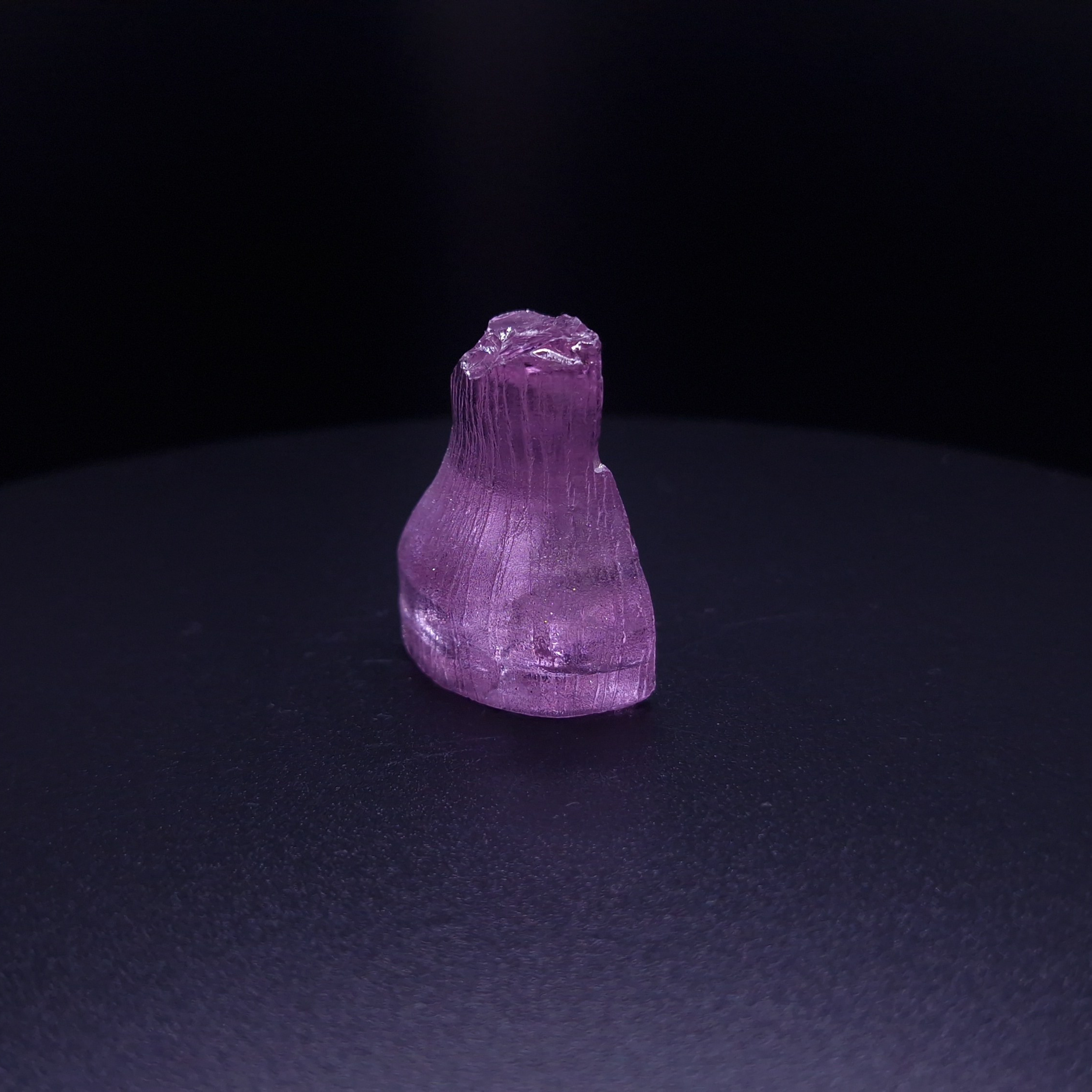 Кристалл синтетического фиолетового граната. YAG garnet иттрий алюминиевый гранат ИАГ