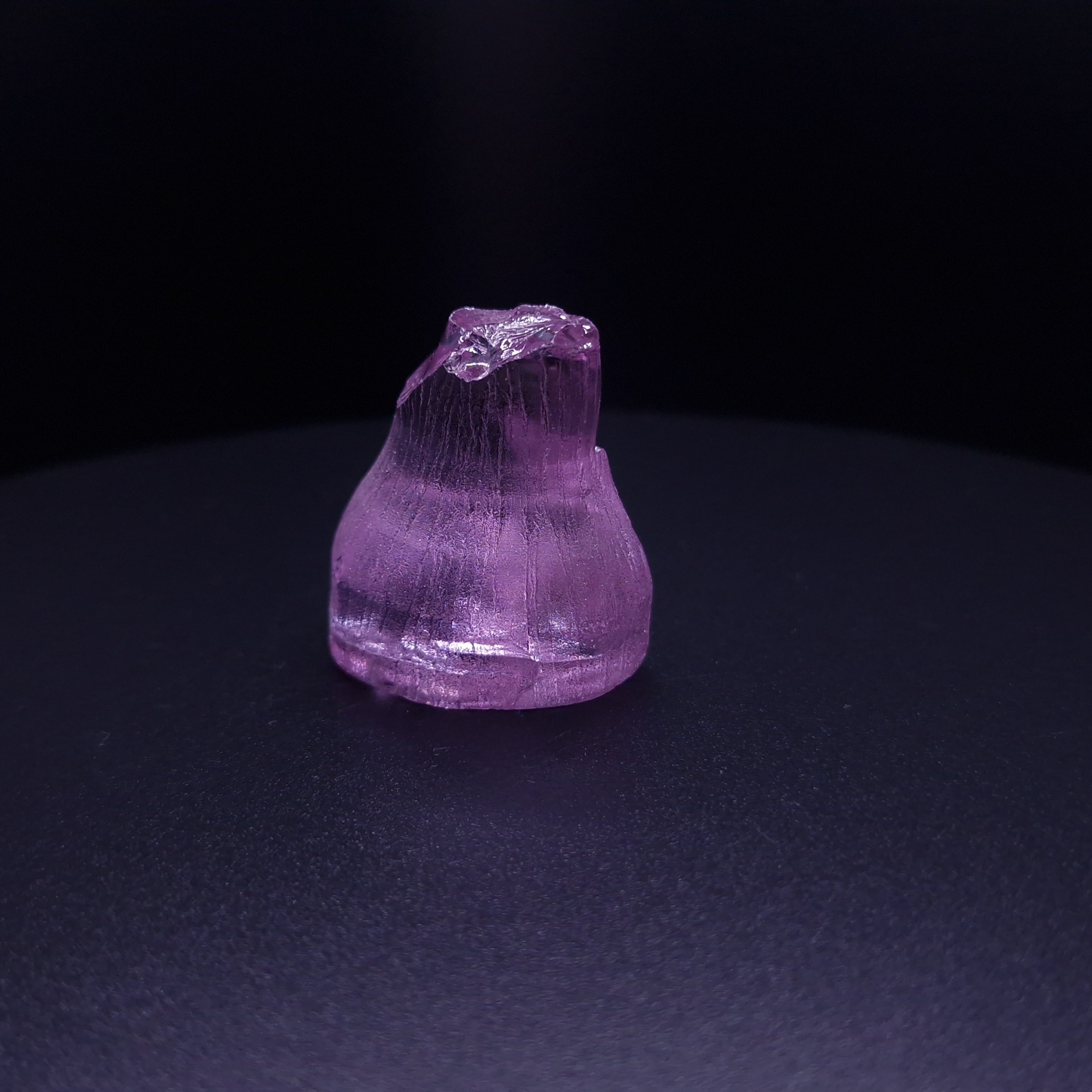 Кристалл фиолетового граната 33.67