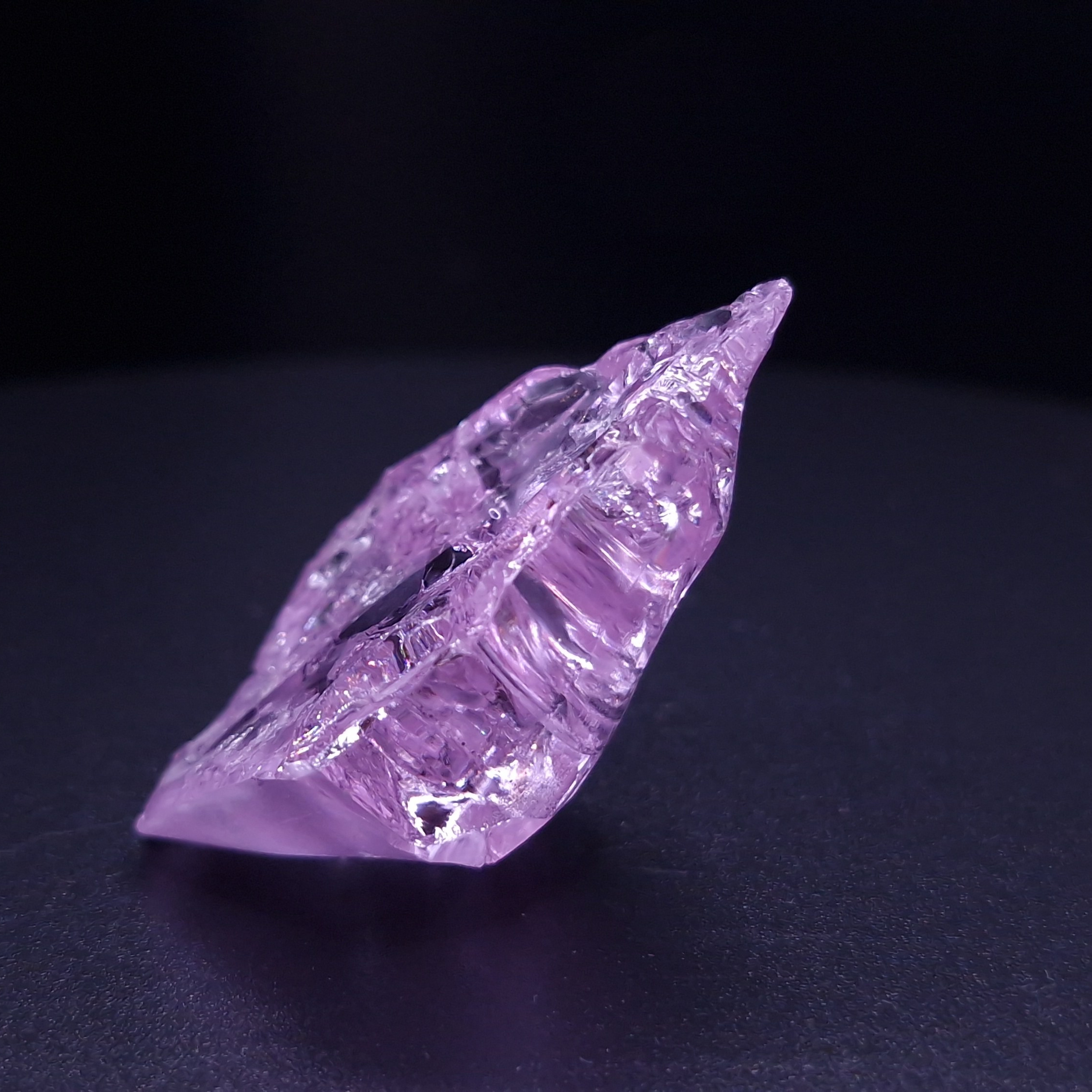 Фиолетовый гранатовый кристалл. YAG garnet иттрий алюминиевый гранат ИАГ