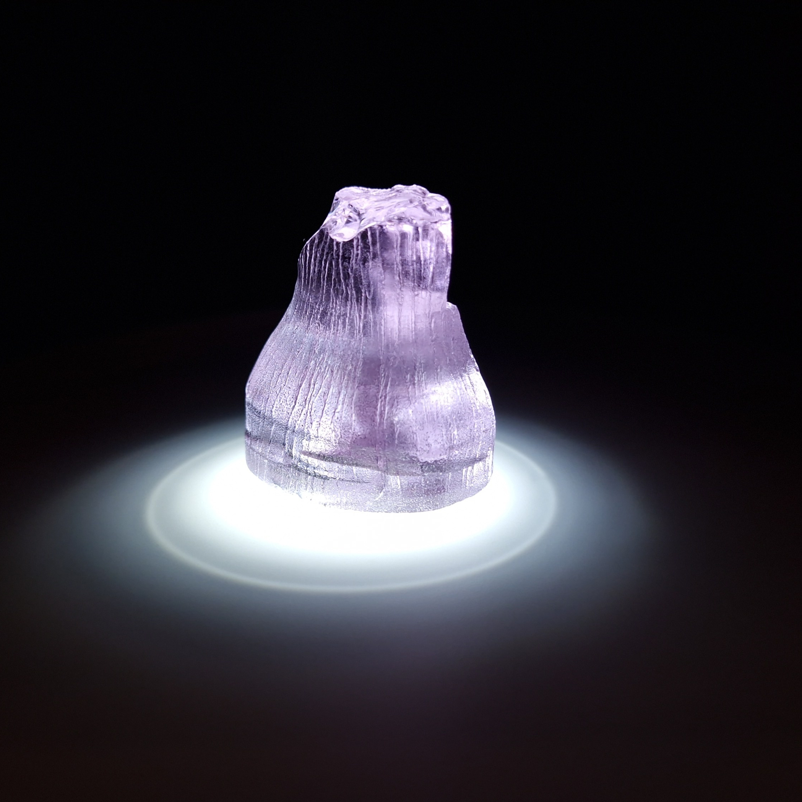 Кристалл синтетического фиолетового граната. YAG garnet иттрий алюминиевый гранат ИАГ