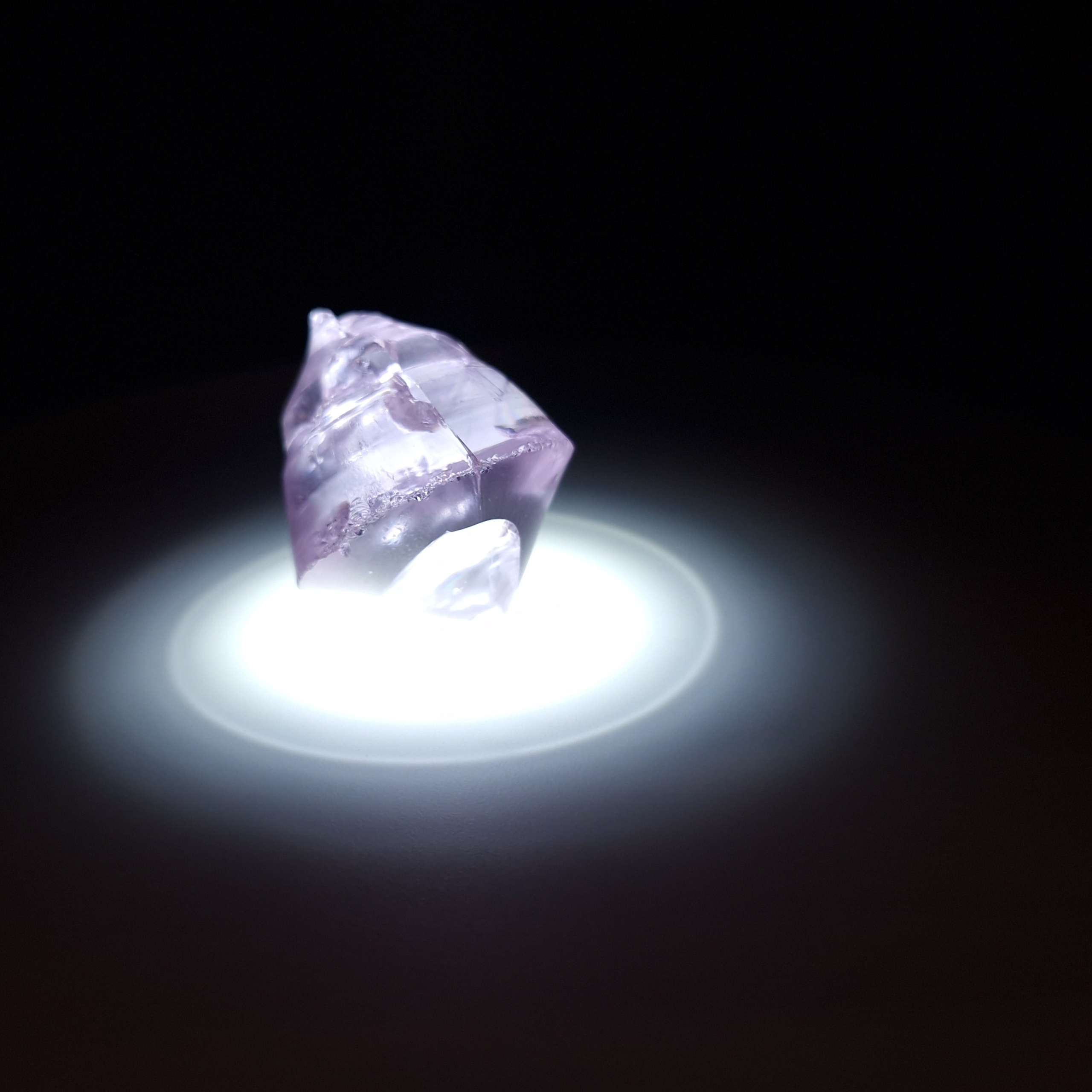 Кристалл граната фиолетовый. YAG garnet иттрий алюминиевый гранат ИАГ