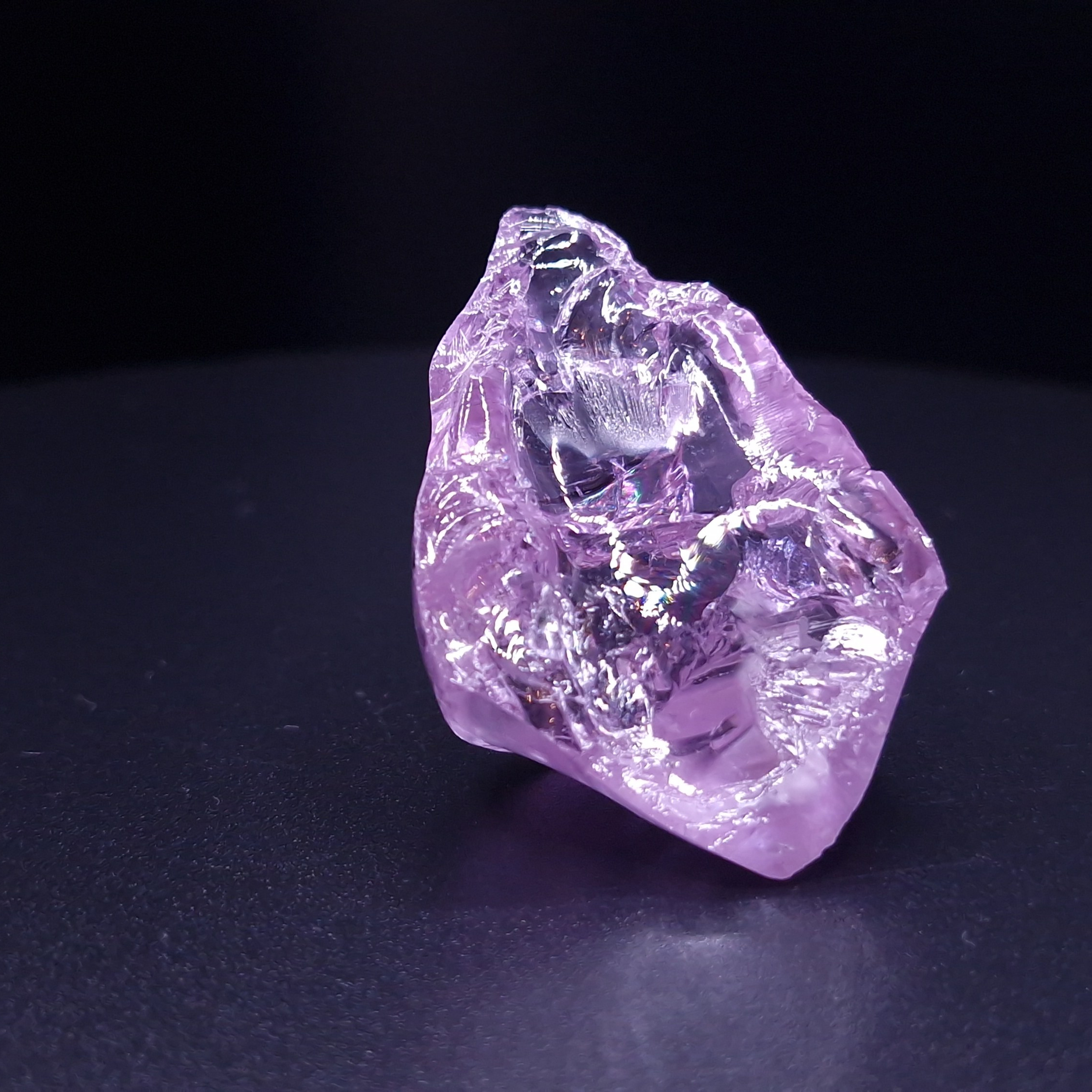 Фиолетовый гранатовый кристалл. YAG garnet иттрий алюминиевый гранат ИАГ