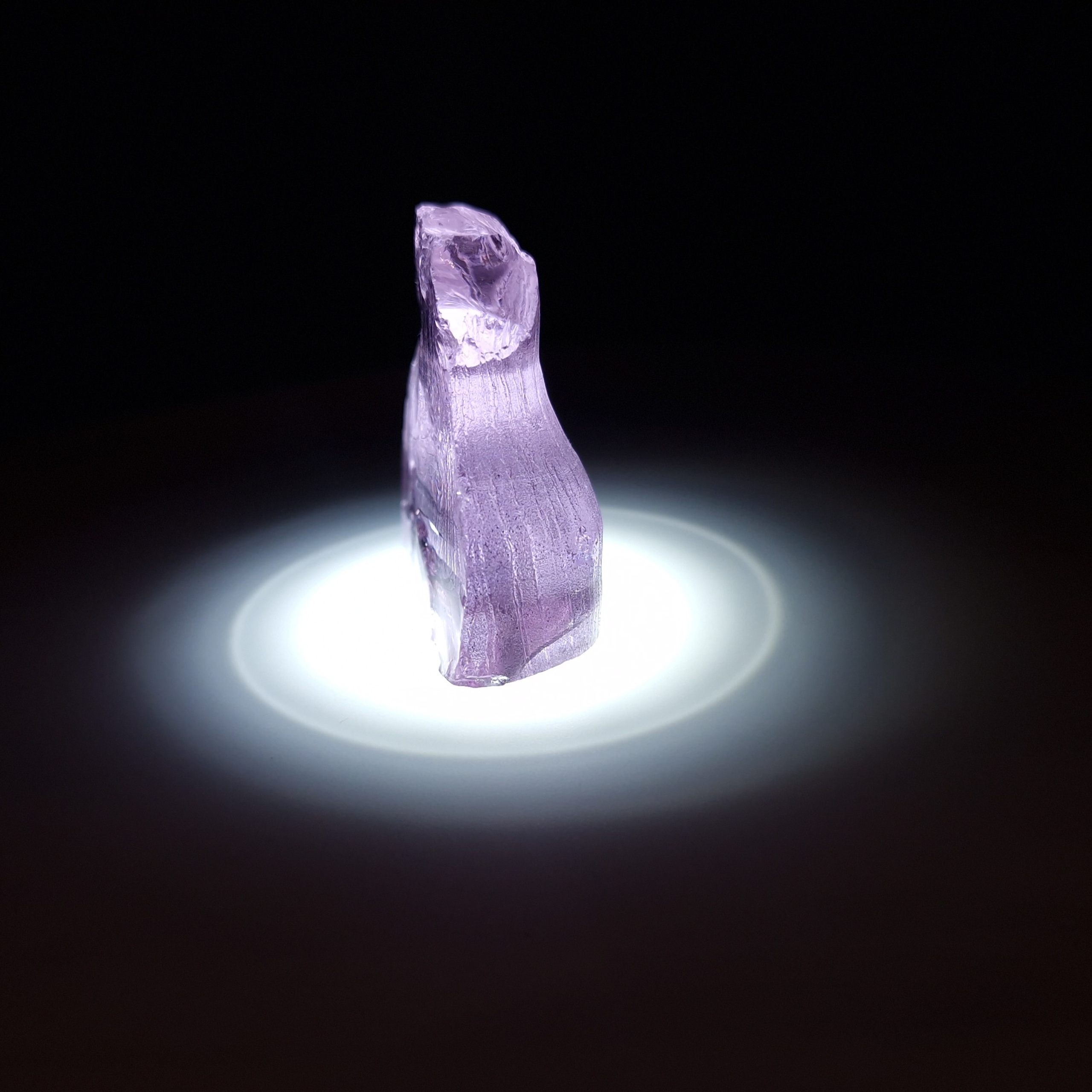 Кристалл синтетического фиолетового граната. YAG garnet иттрий алюминиевый гранат ИАГ