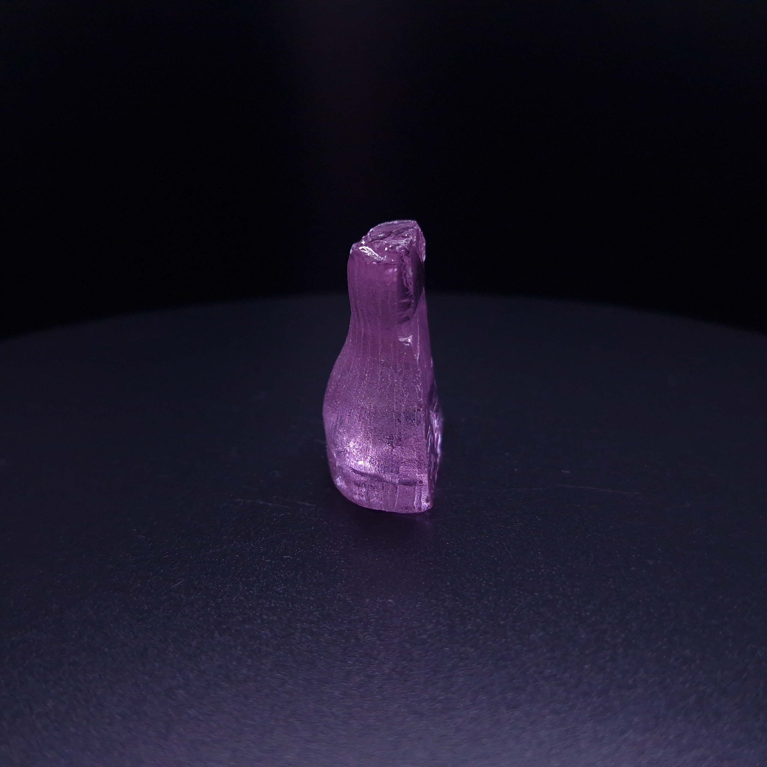 Кристалл синтетического фиолетового граната. YAG garnet иттрий алюминиевый гранат ИАГ