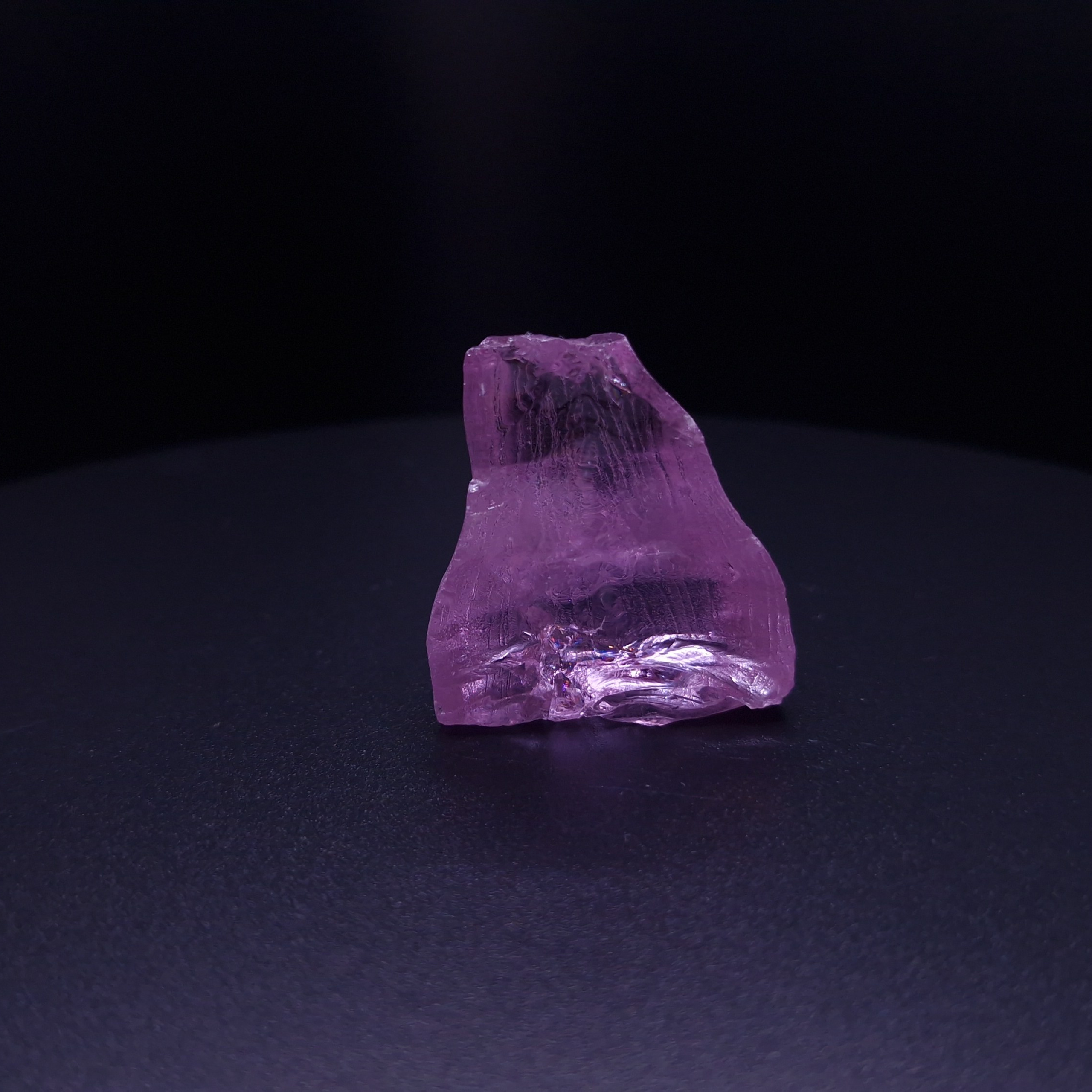 Кристалл синтетического фиолетового граната. YAG garnet иттрий алюминиевый гранат ИАГ