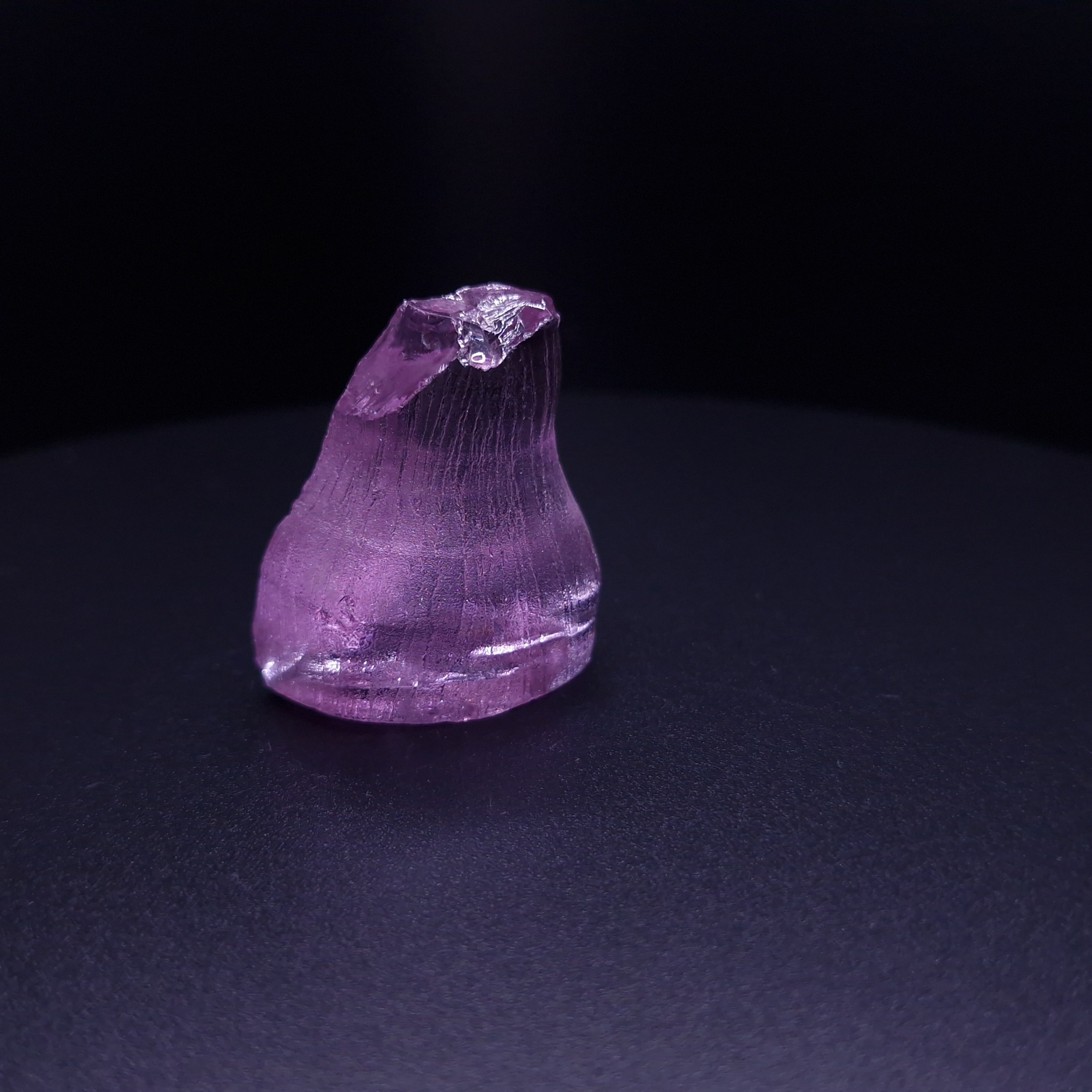 Кристалл синтетического фиолетового граната. YAG garnet иттрий алюминиевый гранат ИАГ