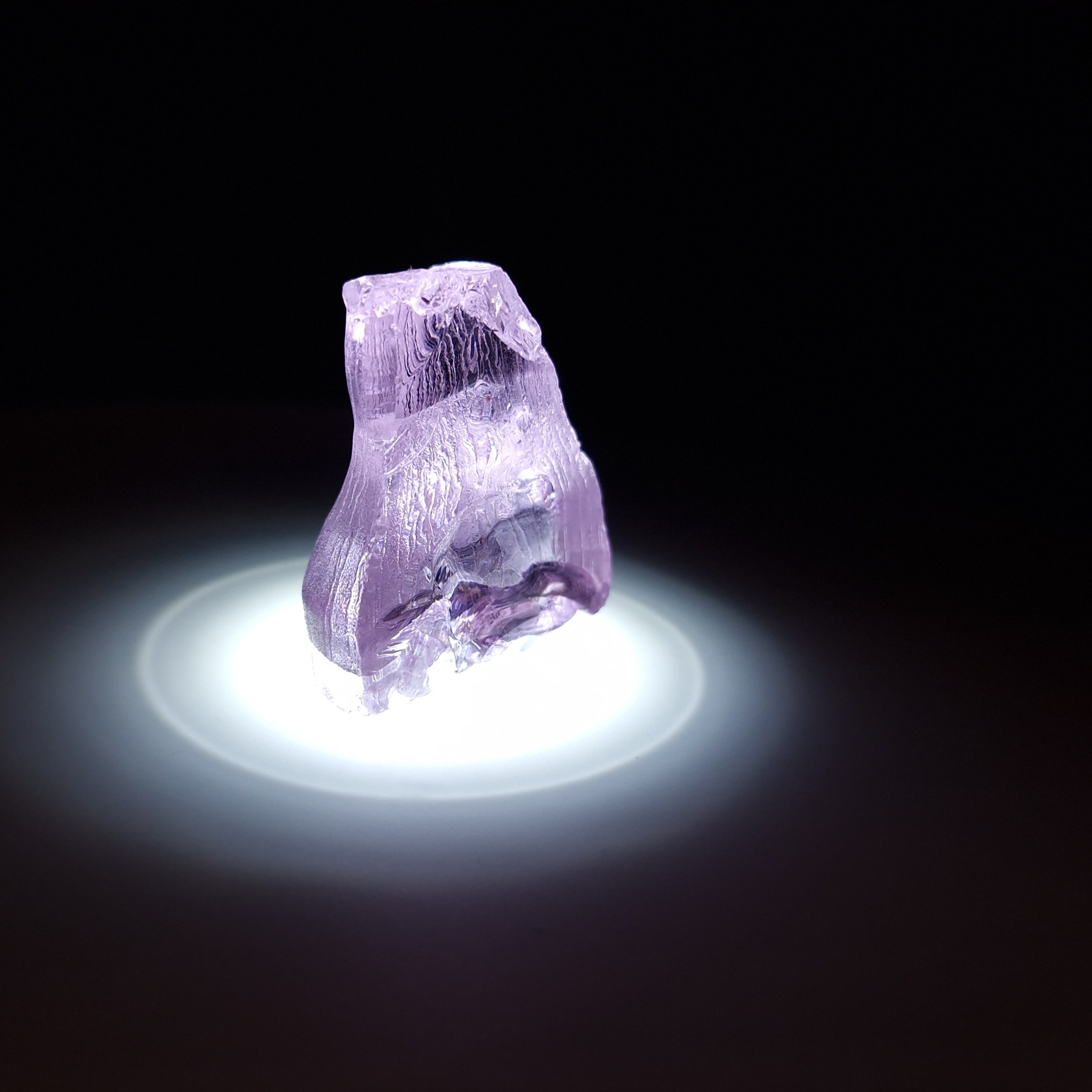 Кристалл синтетического фиолетового граната. YAG garnet иттрий алюминиевый гранат ИАГ