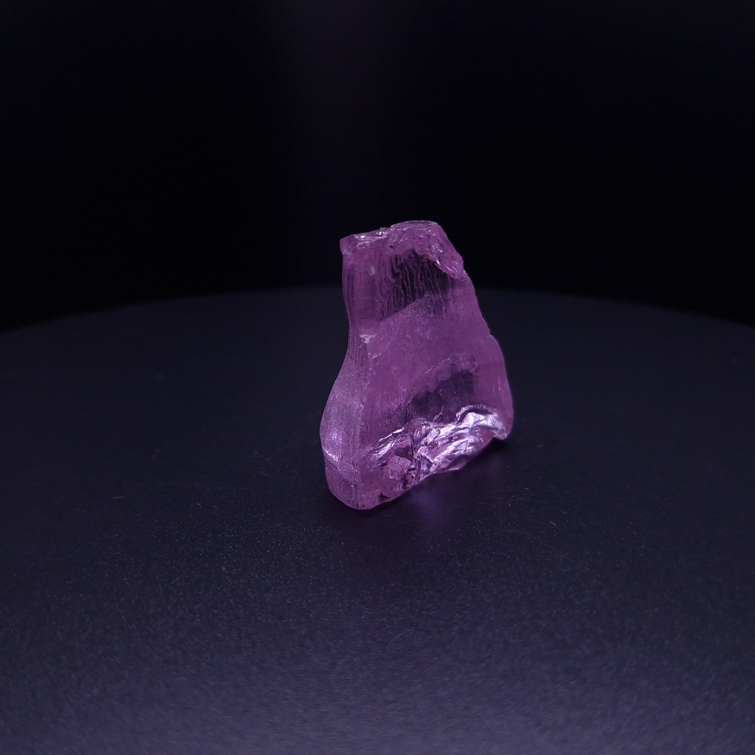 Кристалл синтетического фиолетового граната. YAG garnet иттрий алюминиевый гранат ИАГ