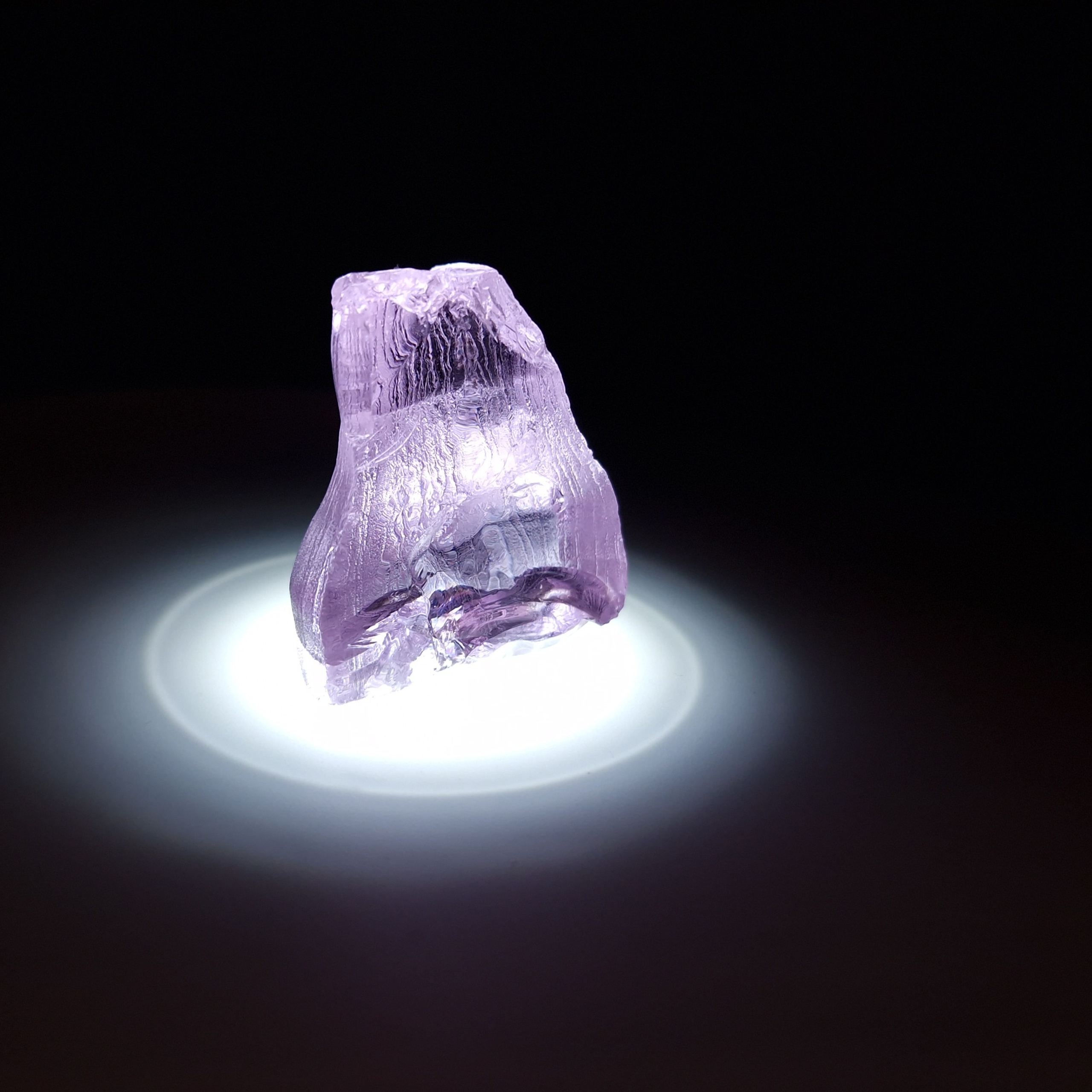 Кристалл синтетического фиолетового граната. YAG garnet иттрий алюминиевый гранат ИАГ