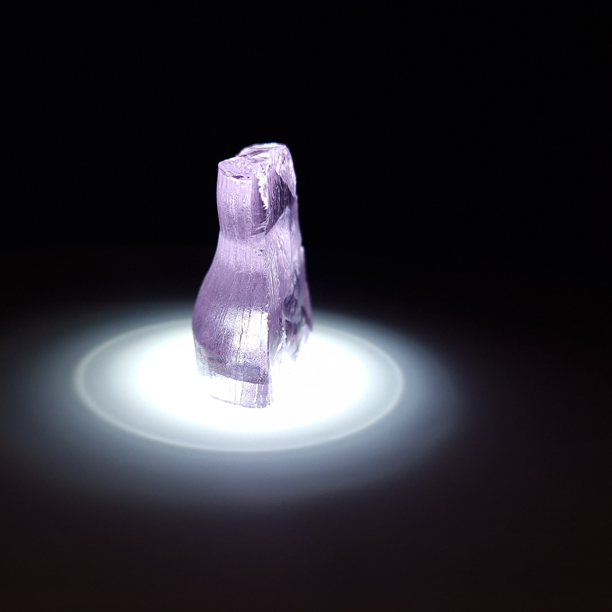 Кристалл синтетического фиолетового граната. YAG garnet иттрий алюминиевый гранат ИАГ