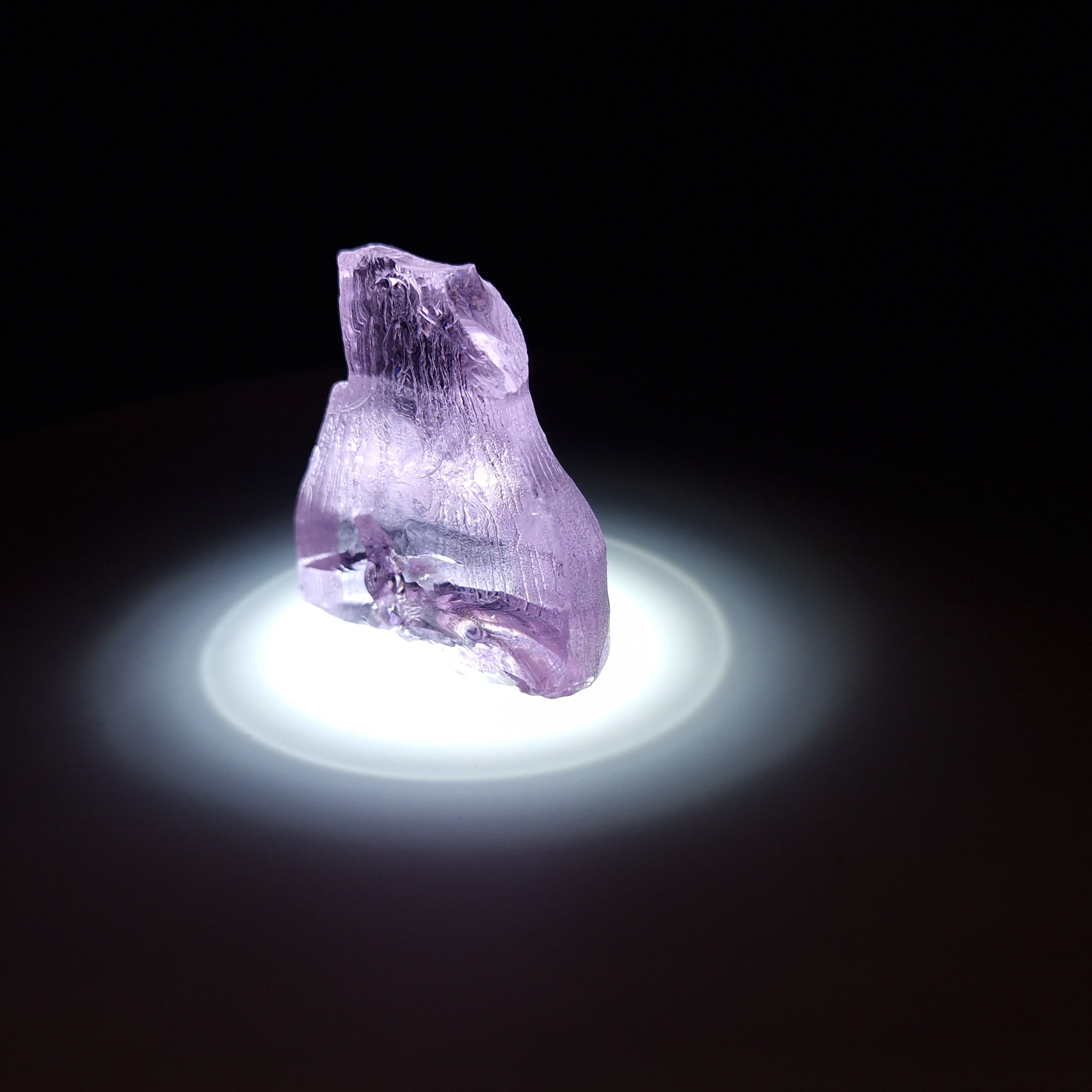 Кристалл синтетического фиолетового граната. YAG garnet иттрий алюминиевый гранат ИАГ