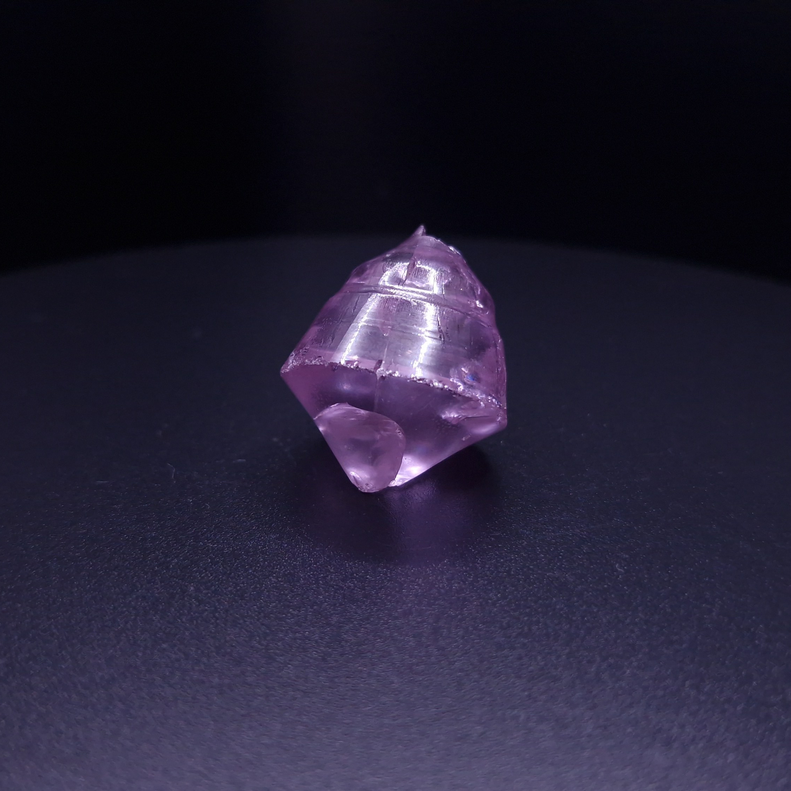 Кристалл граната фиолетовый. YAG garnet иттрий алюминиевый гранат ИАГ