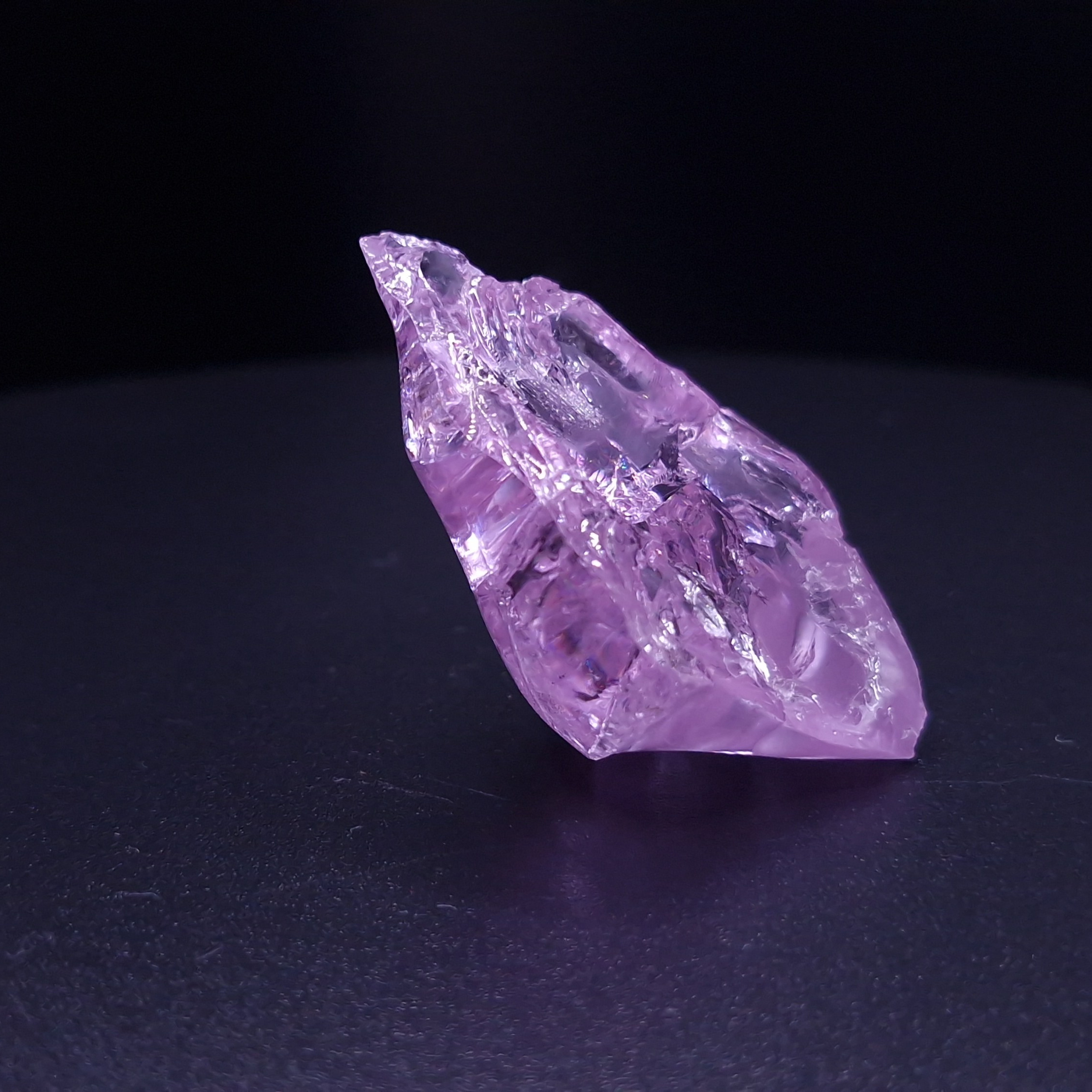 Фиолетовый гранатовый кристалл. YAG garnet иттрий алюминиевый гранат ИАГ