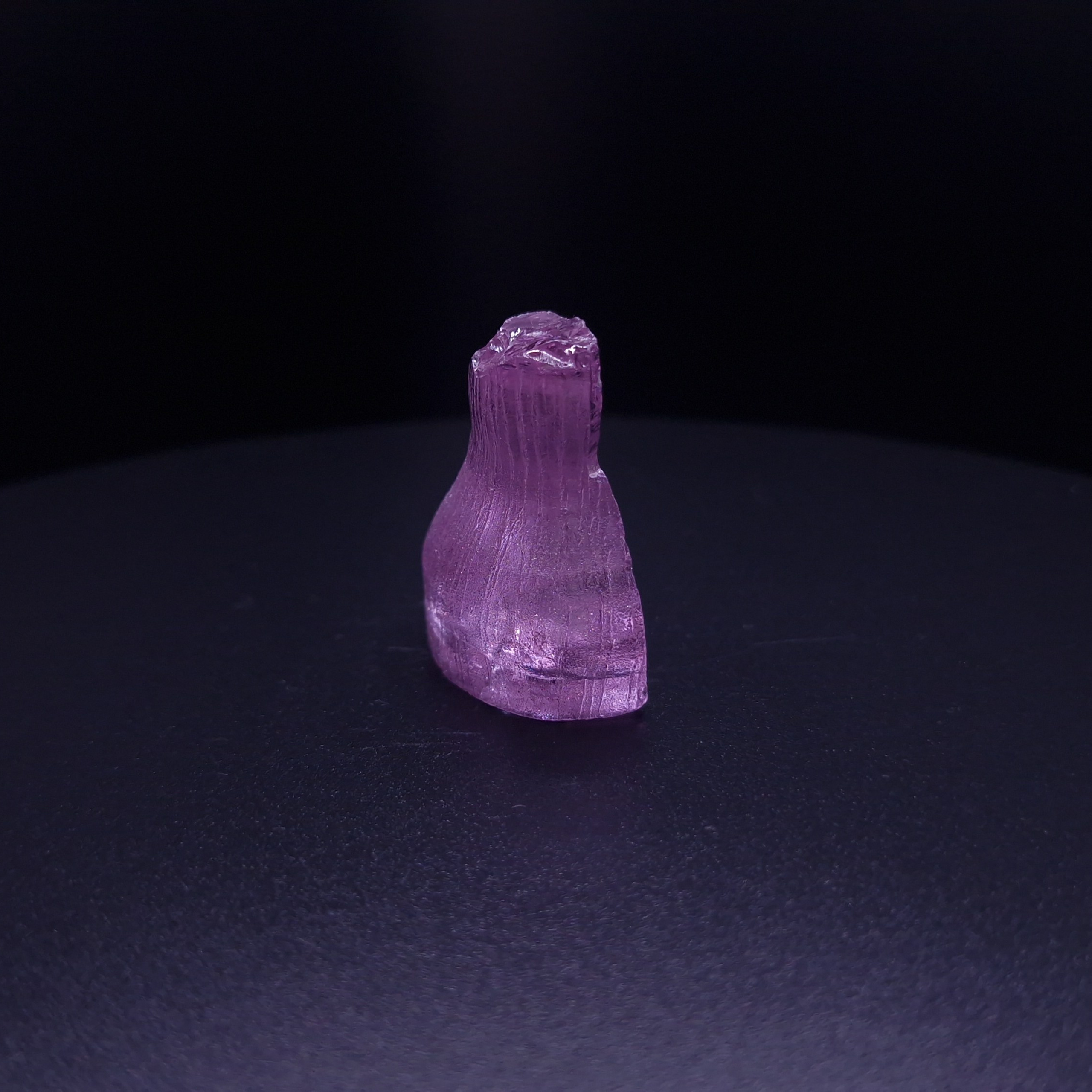 Кристалл синтетического фиолетового граната. YAG garnet иттрий алюминиевый гранат ИАГ