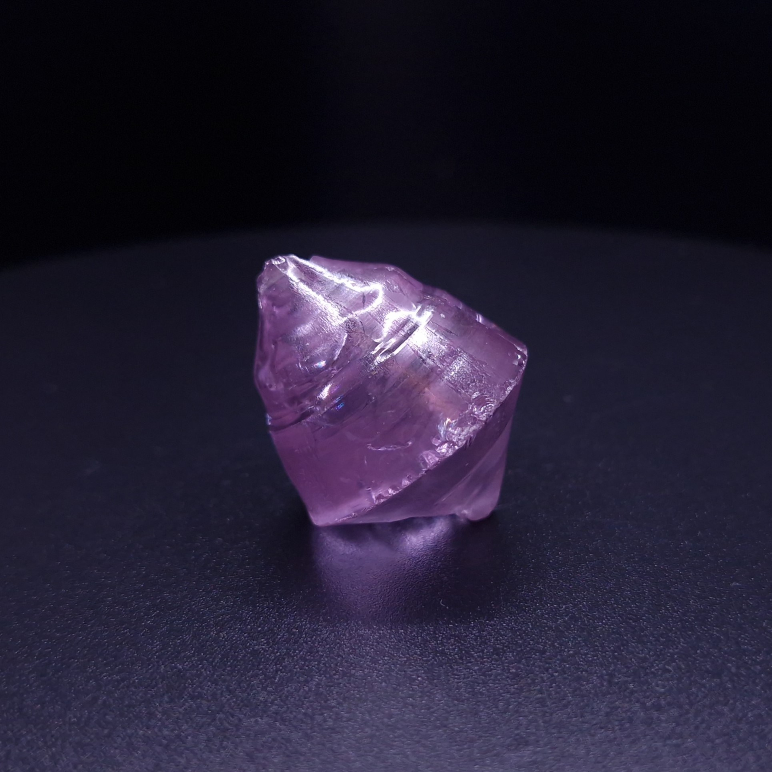 Кристалл граната фиолетовый. YAG garnet иттрий алюминиевый гранат ИАГ