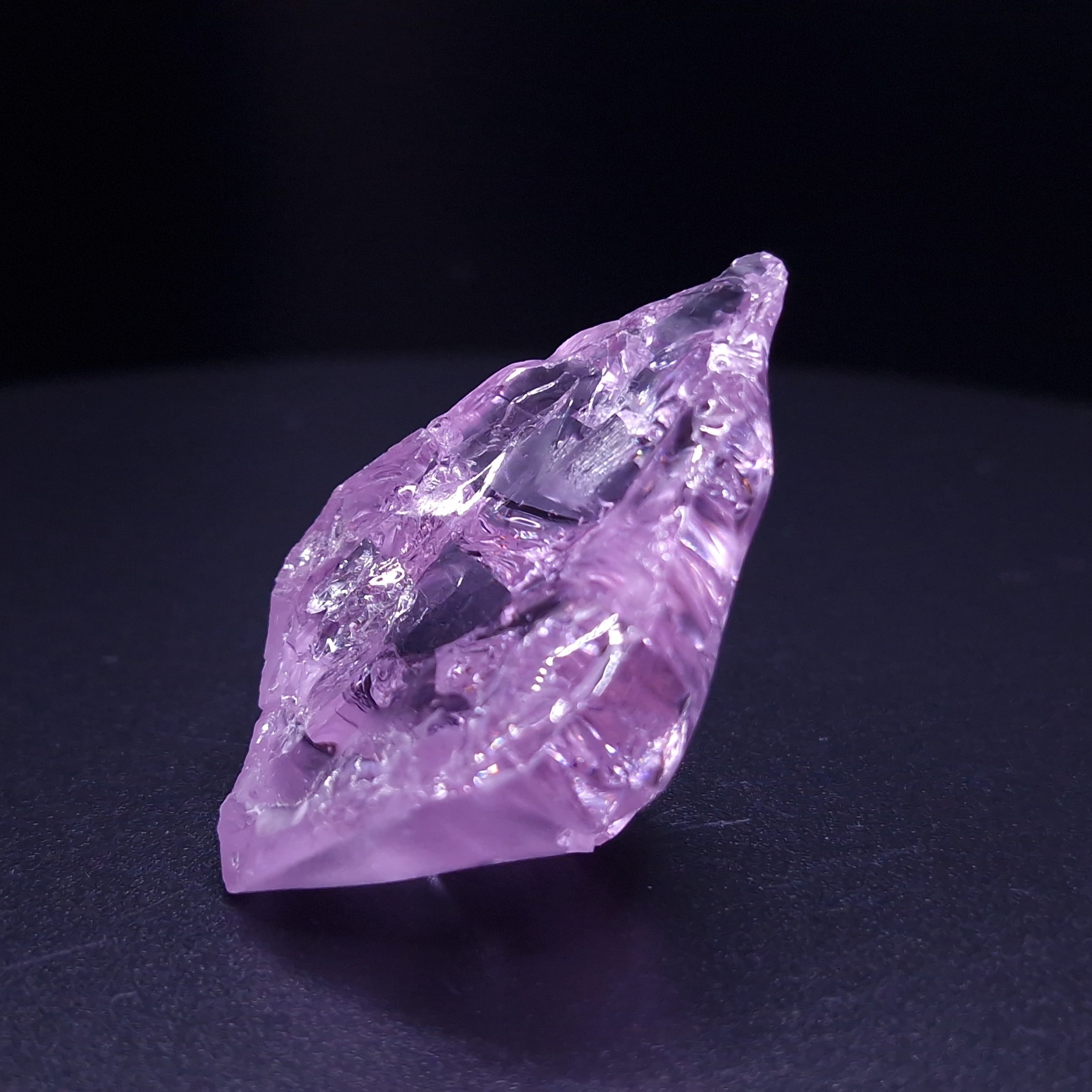 Фиолетовый гранатовый кристалл. YAG garnet иттрий алюминиевый гранат ИАГ