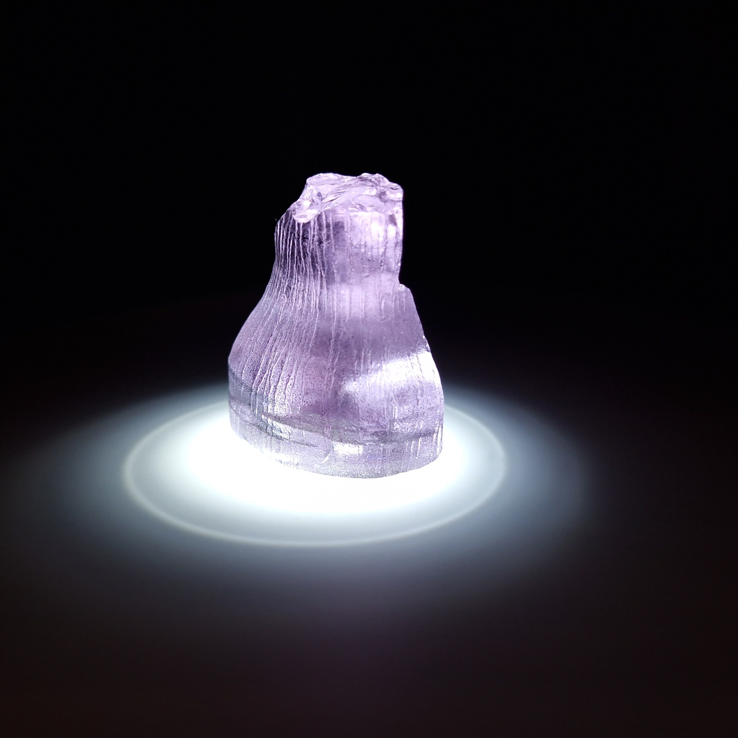 Кристалл синтетического фиолетового граната. YAG garnet иттрий алюминиевый гранат ИАГ