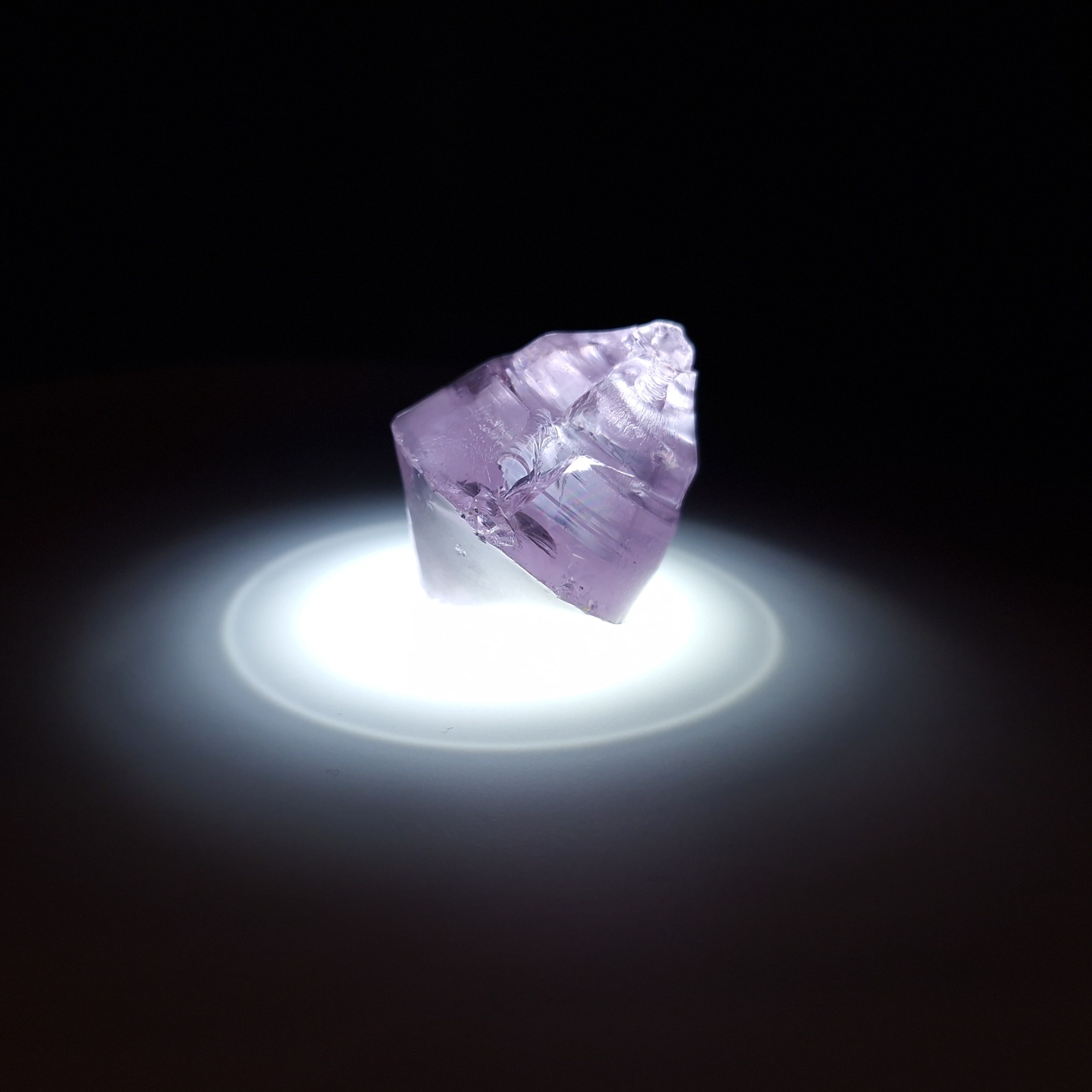 Кристалл граната фиолетовый. YAG garnet иттрий алюминиевый гранат ИАГ