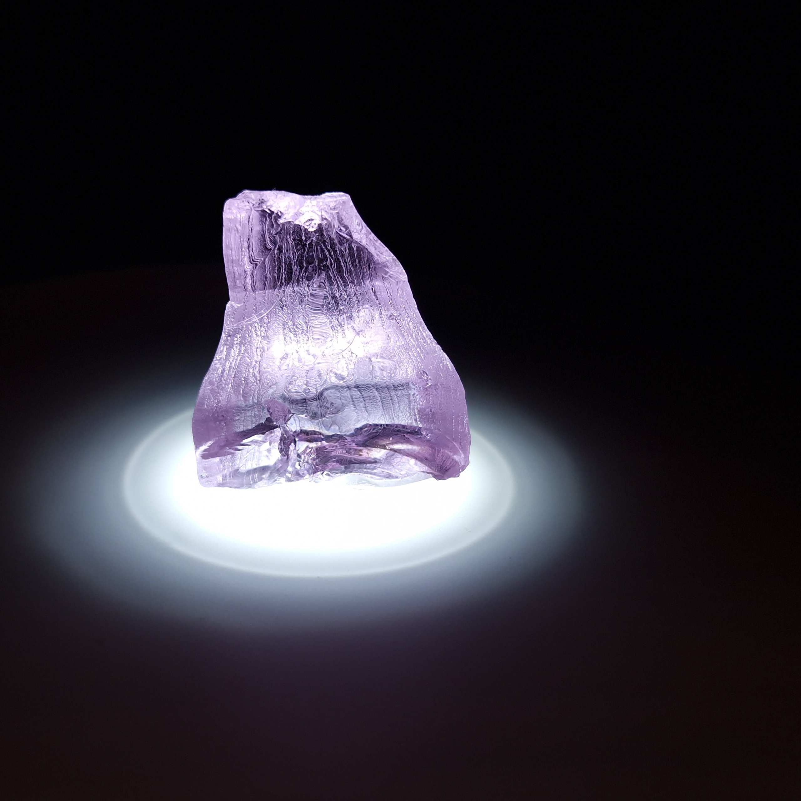 Кристалл синтетического фиолетового граната. YAG garnet иттрий алюминиевый гранат ИАГ