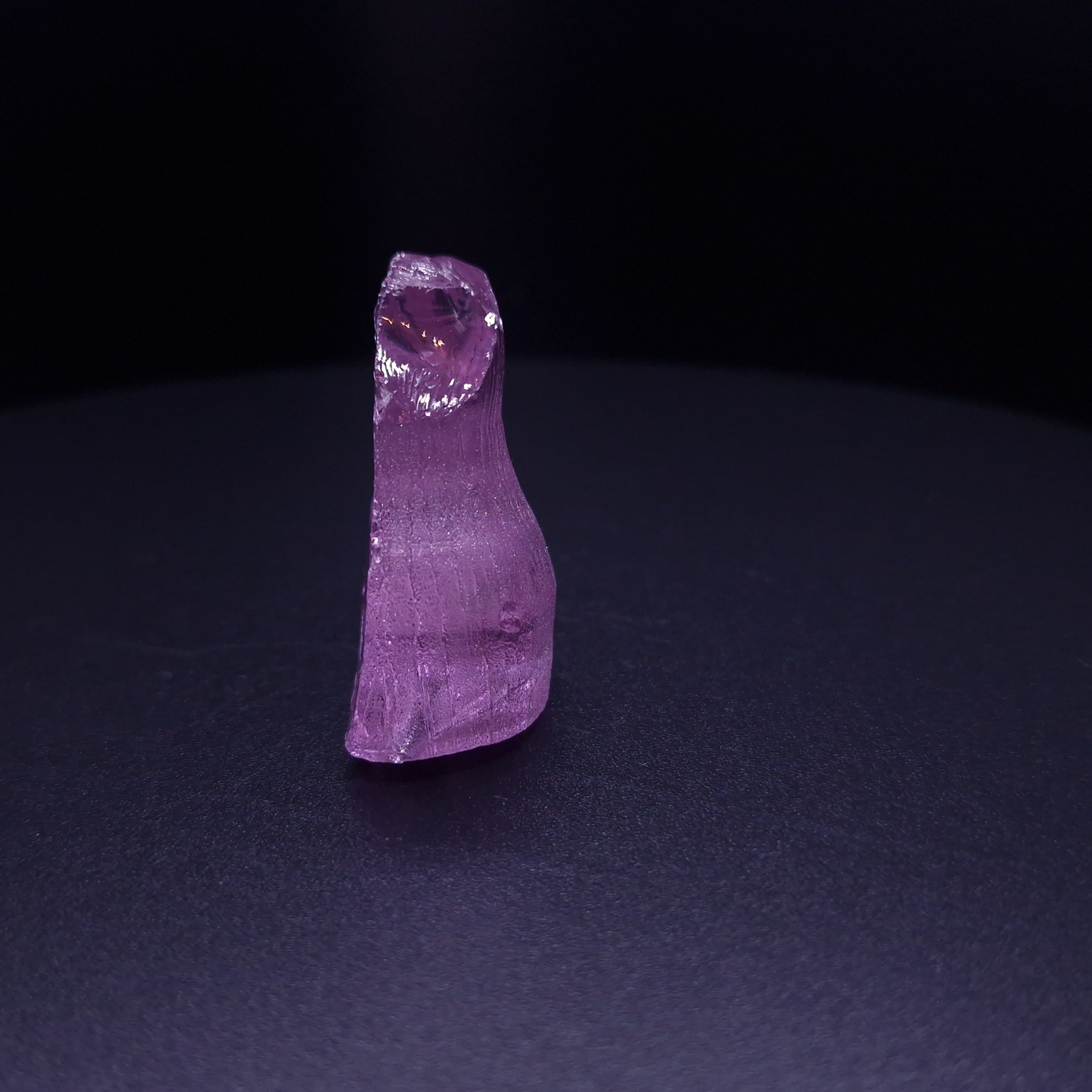 Кристалл синтетического фиолетового граната. YAG garnet иттрий алюминиевый гранат ИАГ