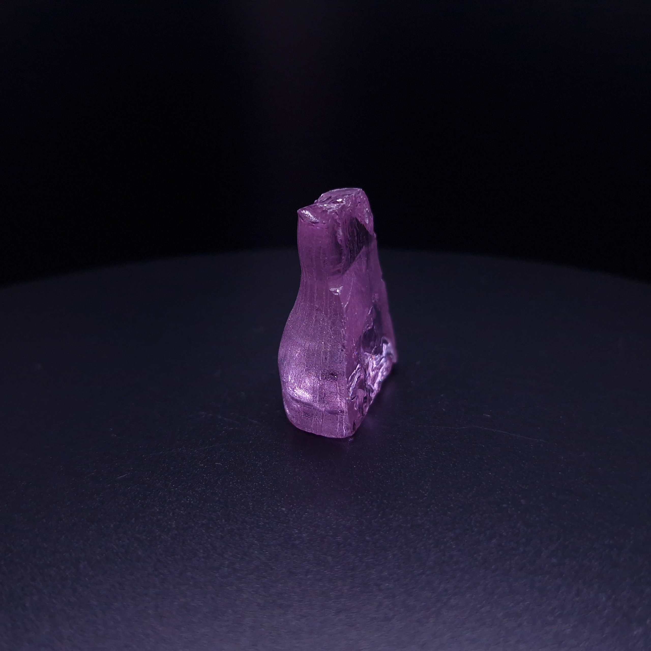 Кристалл синтетического фиолетового граната. YAG garnet иттрий алюминиевый гранат ИАГ