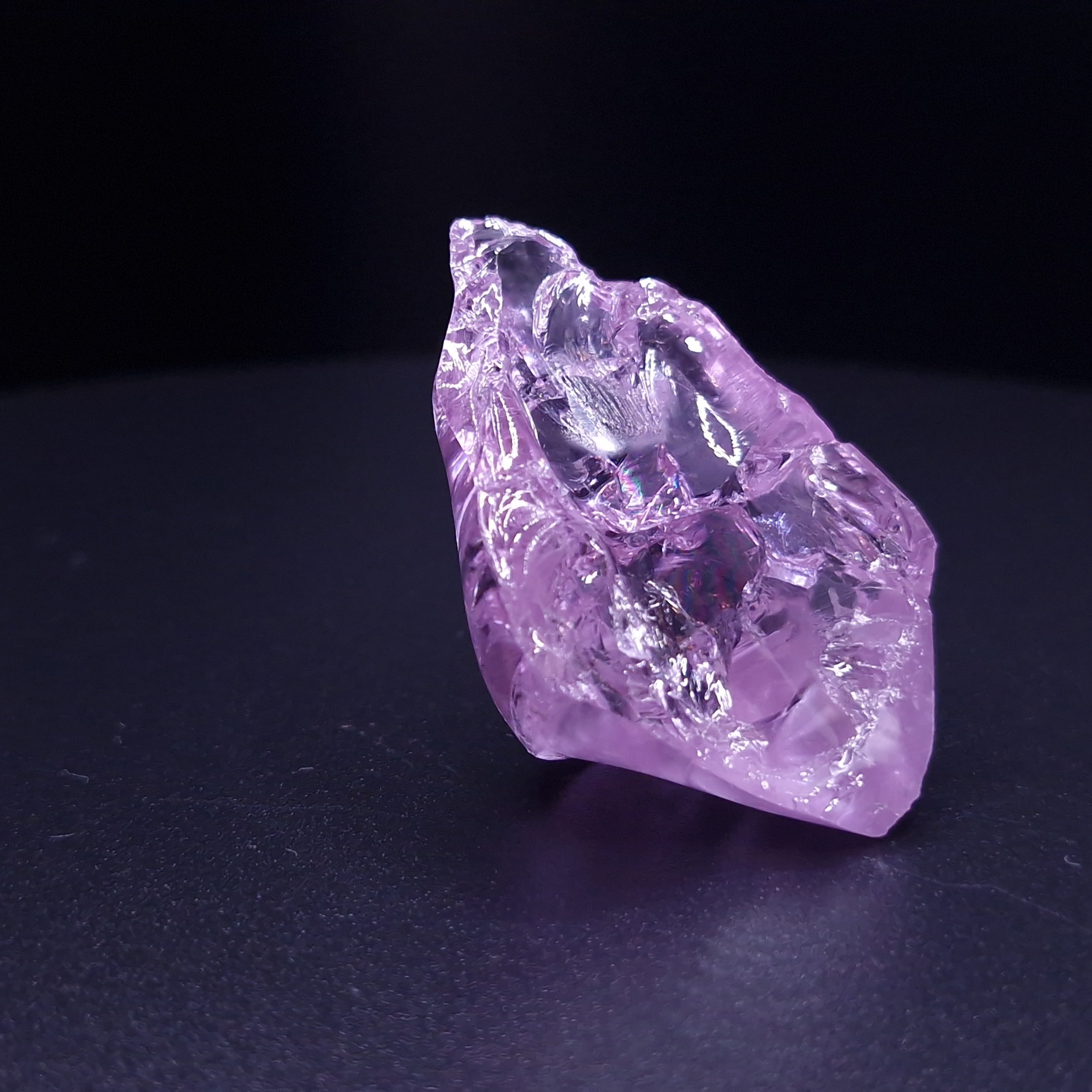 Фиолетовый гранатовый кристалл. YAG garnet иттрий алюминиевый гранат ИАГ