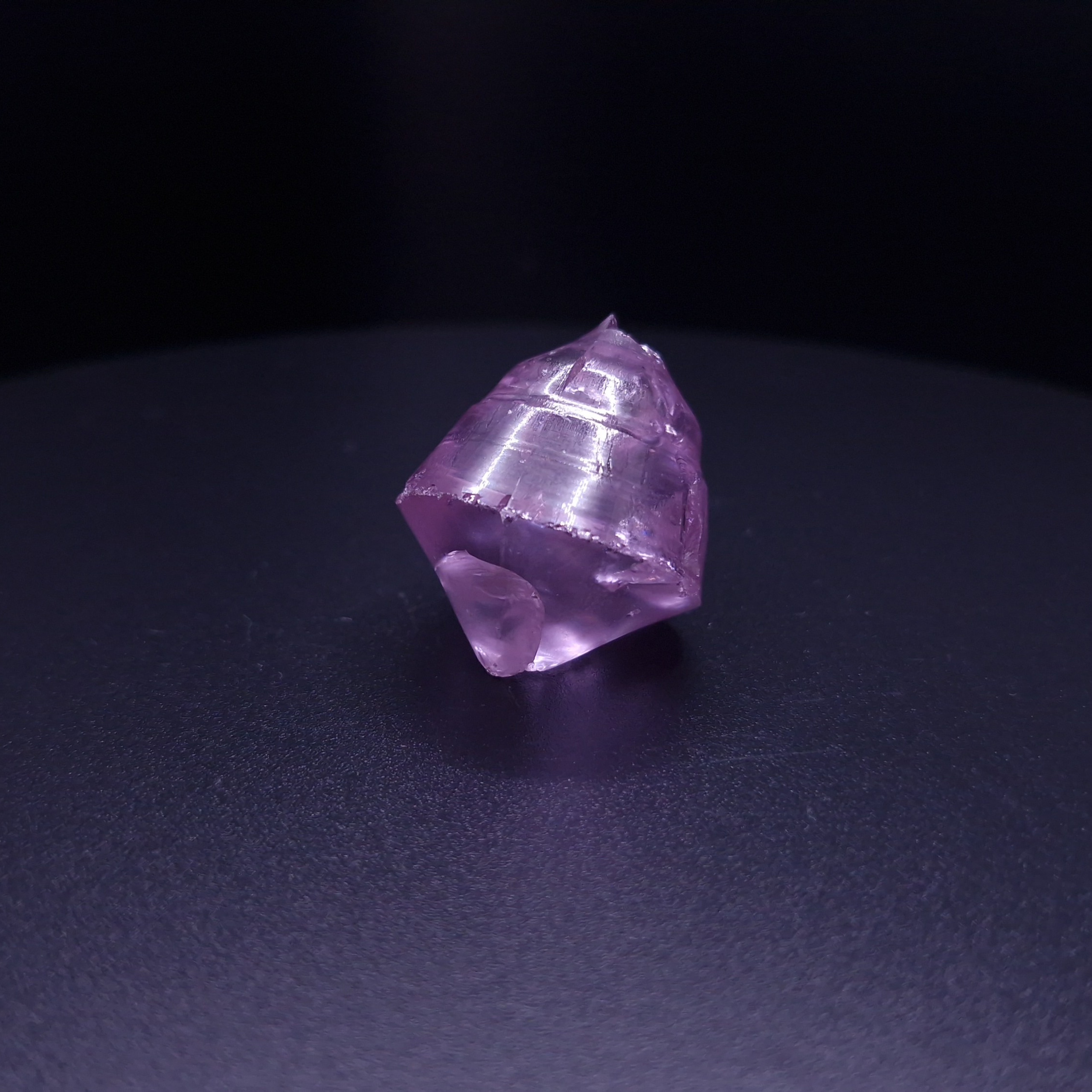 Кристалл граната фиолетовый. YAG garnet иттрий алюминиевый гранат ИАГ