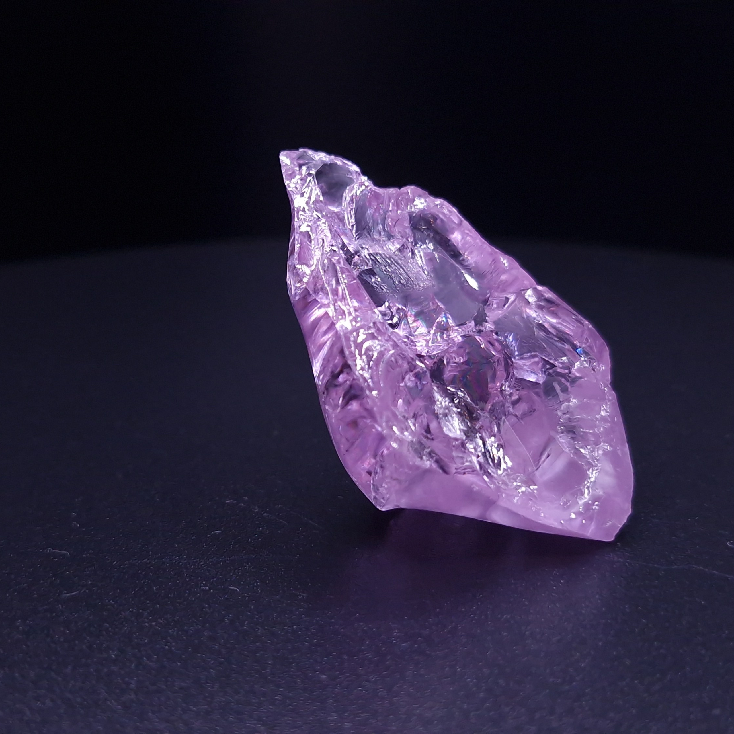 Фиолетовый гранатовый кристалл. YAG garnet иттрий алюминиевый гранат ИАГ