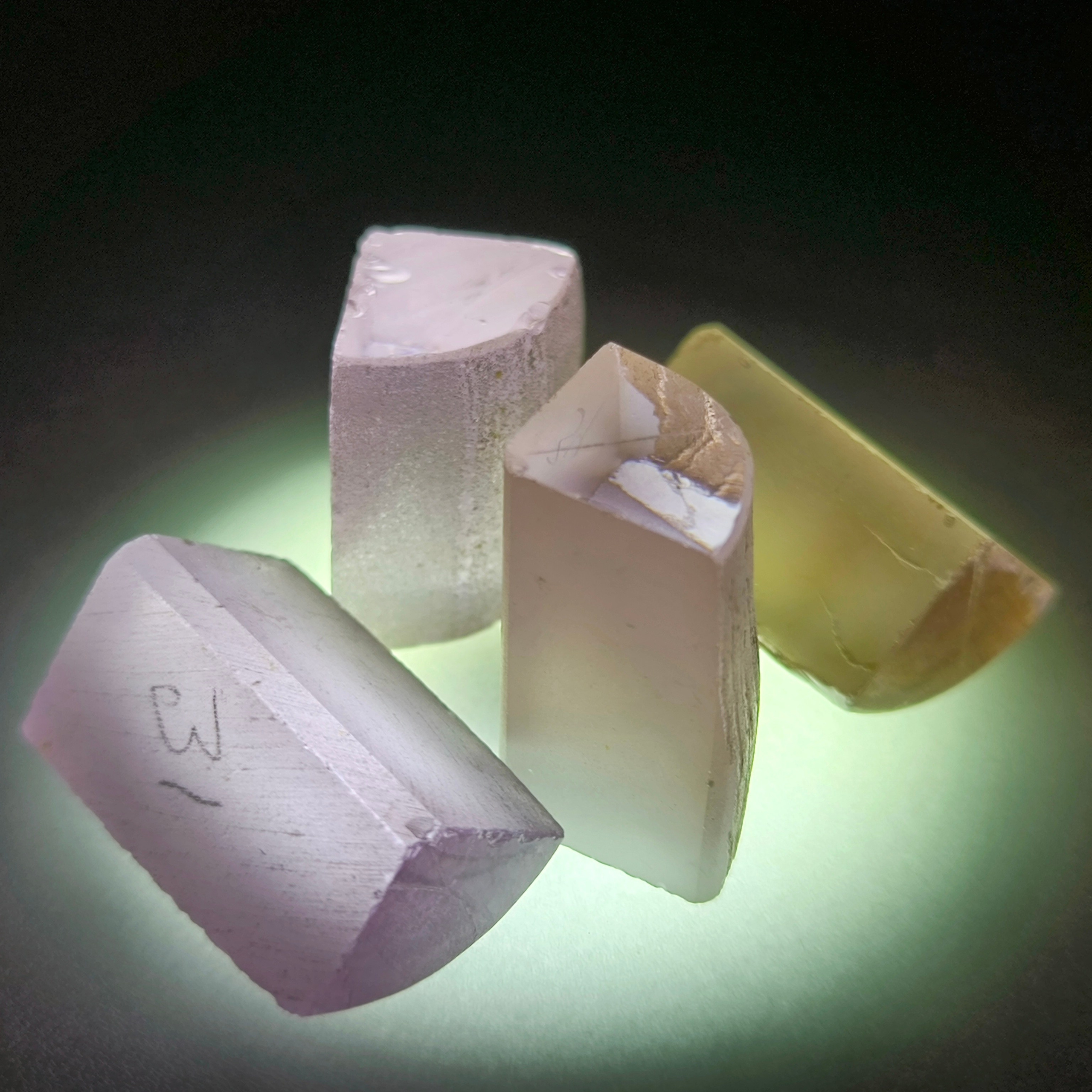 Призмы иттрий алюминиевый ИАГ гранат. YAG garnet иттрий алюминиевый гранат ИАГ