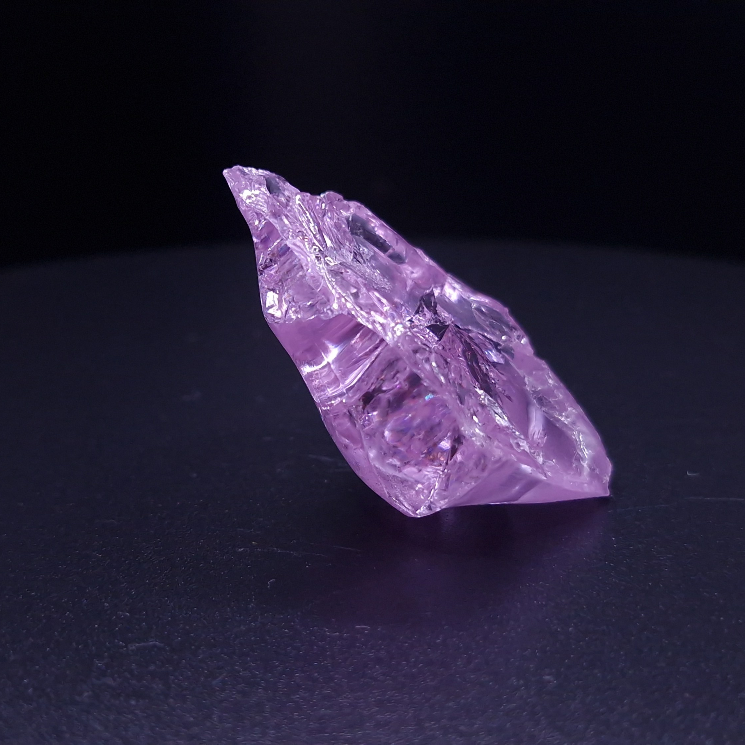 Фиолетовый гранатовый кристалл. YAG garnet иттрий алюминиевый гранат ИАГ