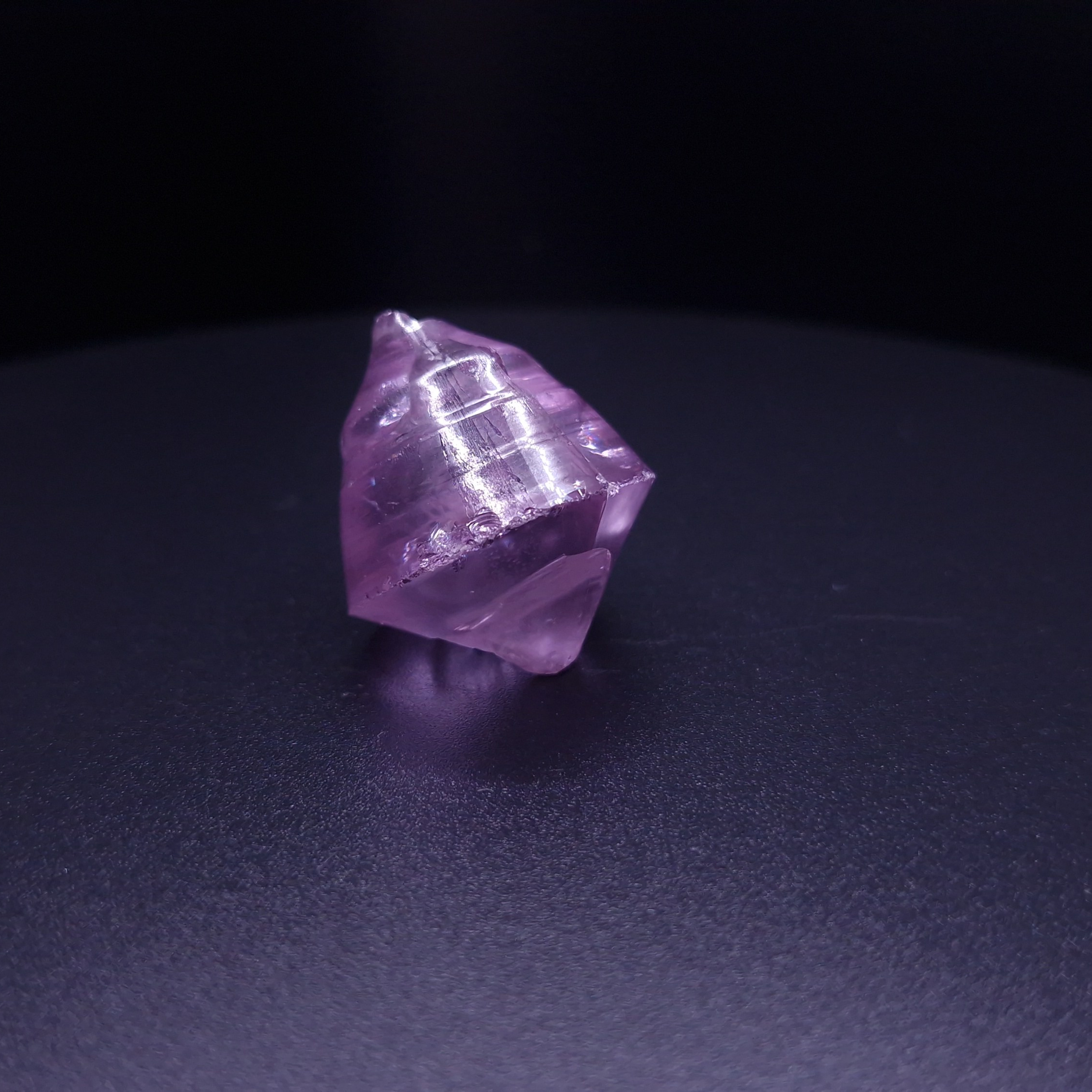 Кристалл граната фиолетовый. YAG garnet иттрий алюминиевый гранат ИАГ