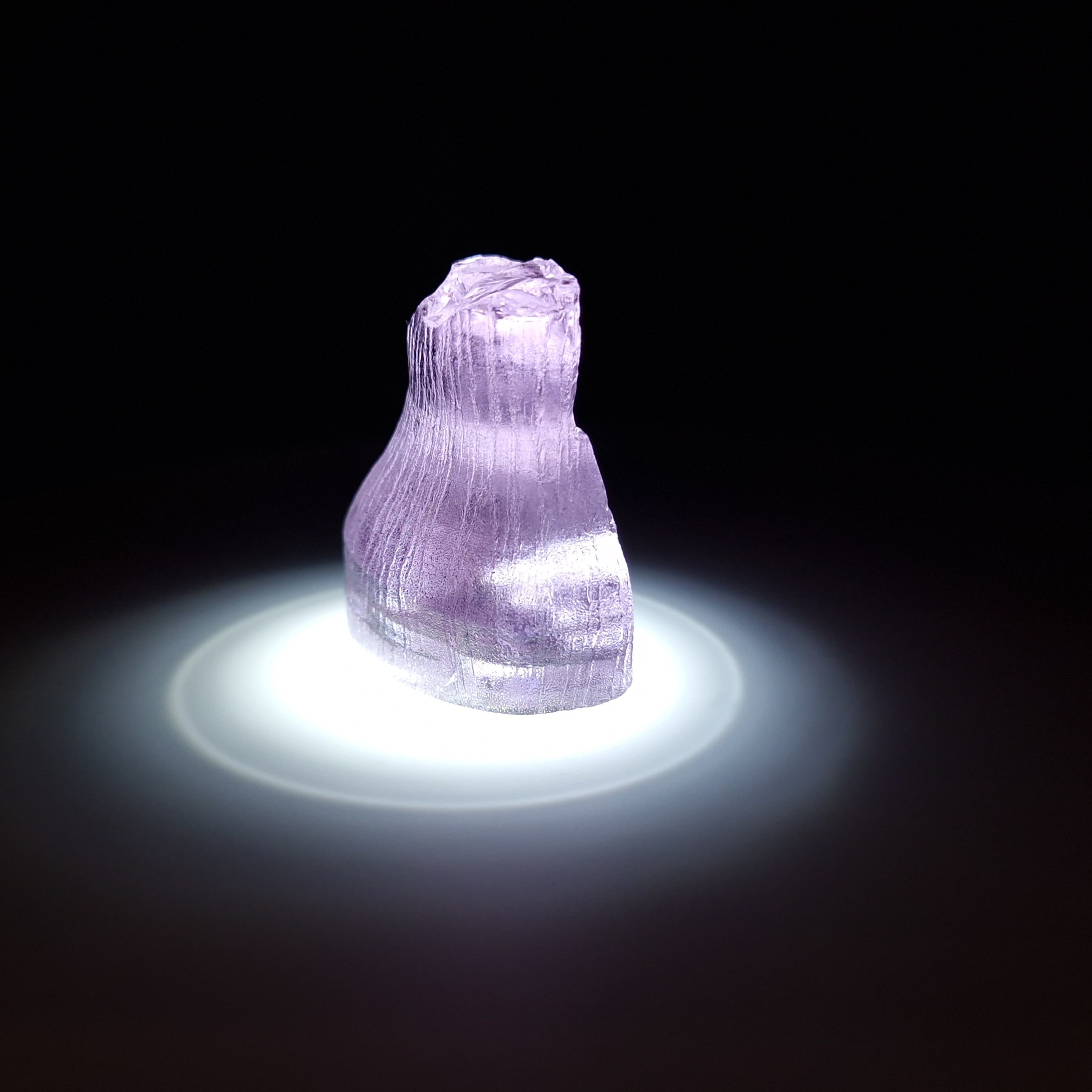 Кристалл синтетического фиолетового граната. YAG garnet иттрий алюминиевый гранат ИАГ