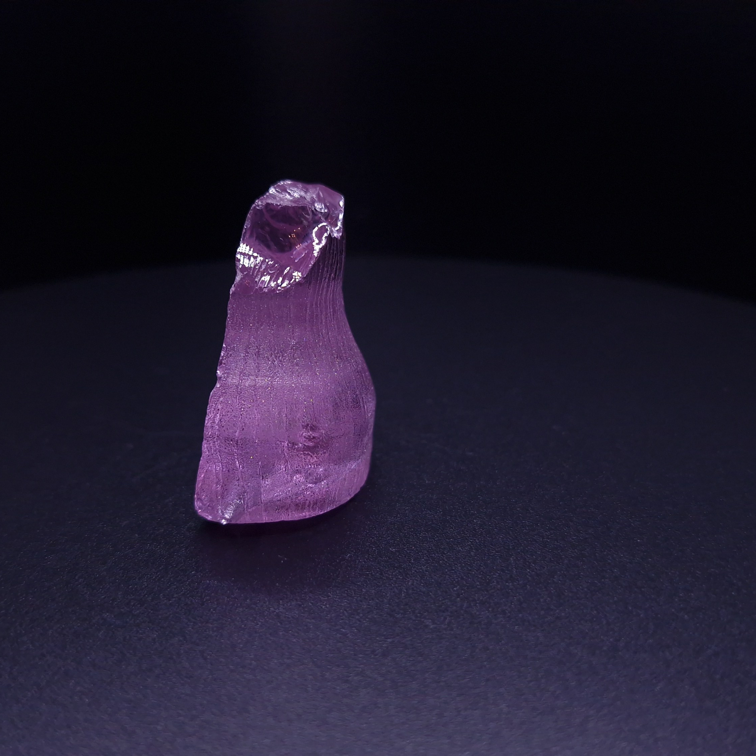 Кристалл синтетического фиолетового граната. YAG garnet иттрий алюминиевый гранат ИАГ