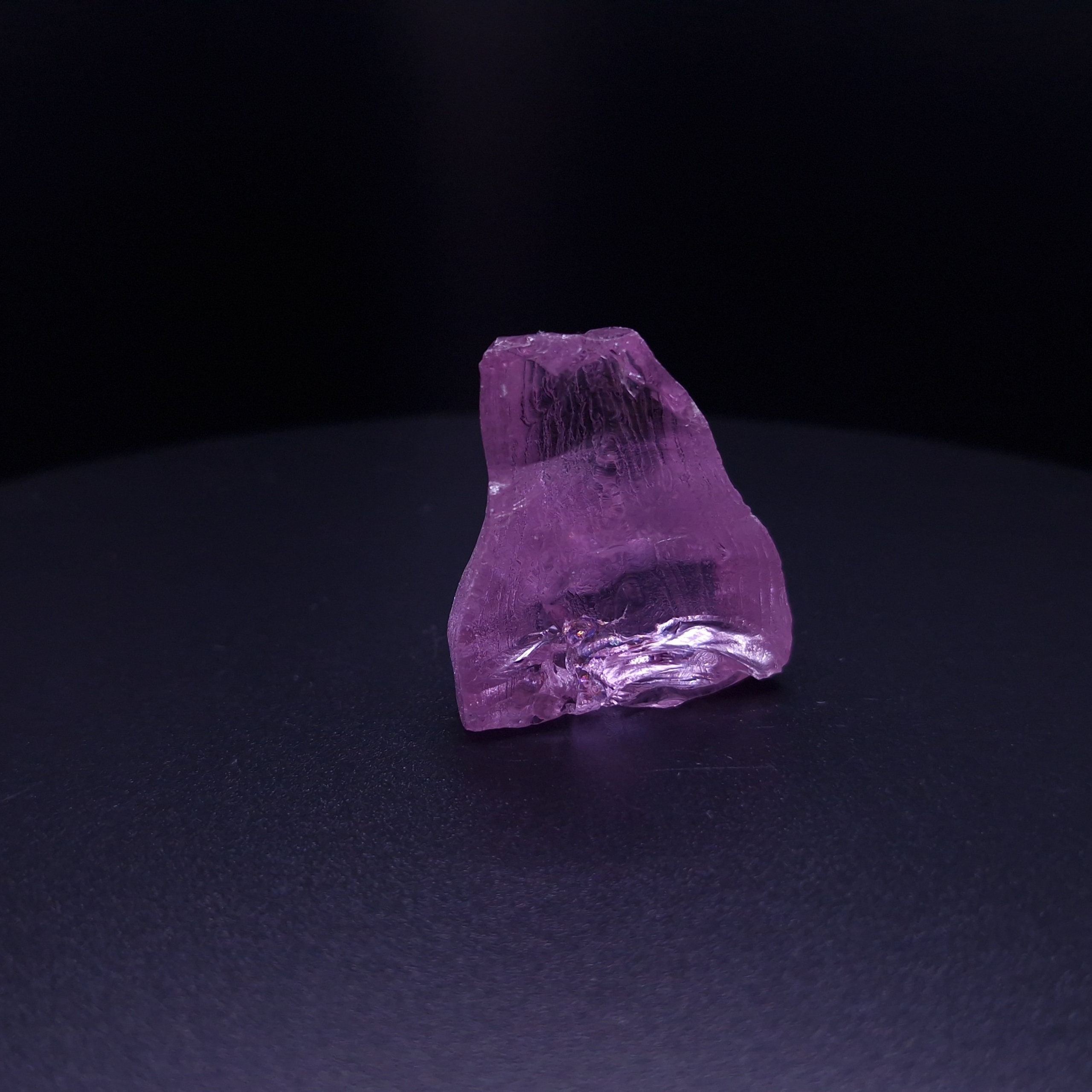 Кристалл синтетического фиолетового граната. YAG garnet иттрий алюминиевый гранат ИАГ