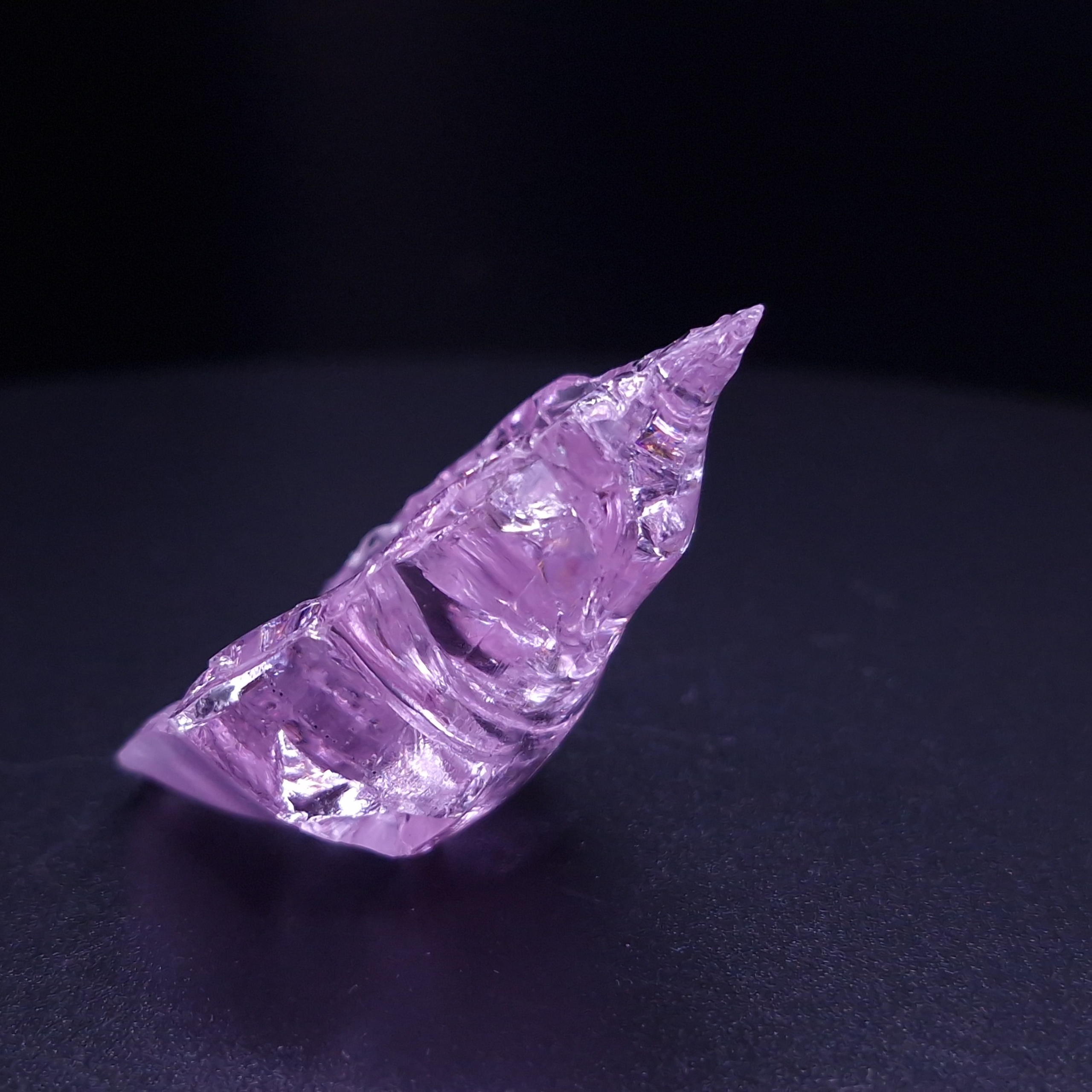 Фиолетовый гранатовый кристалл. YAG garnet иттрий алюминиевый гранат ИАГ