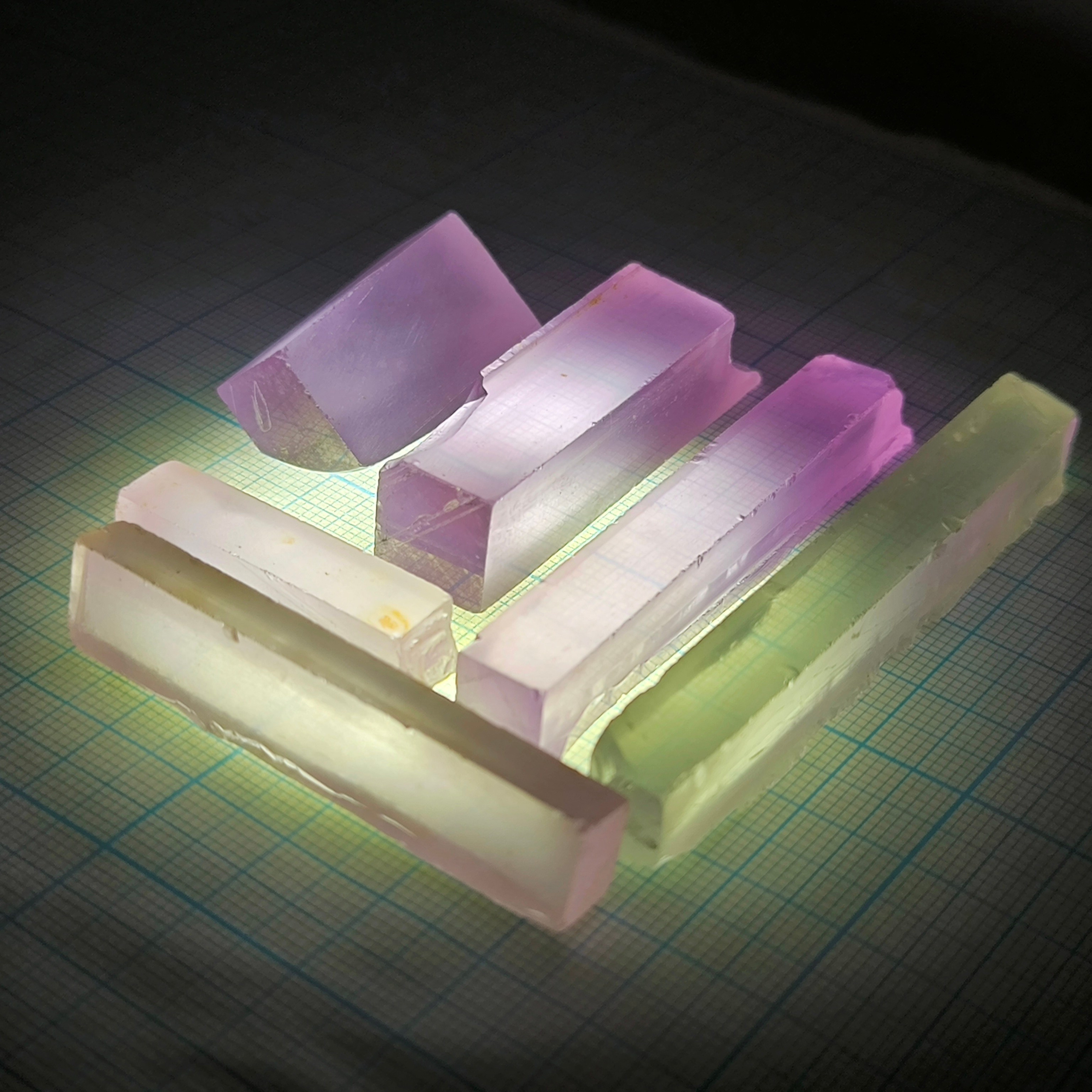 Призмы иттрий алюминиевый ИАГ гранат. YAG garnet иттрий алюминиевый гранат ИАГ