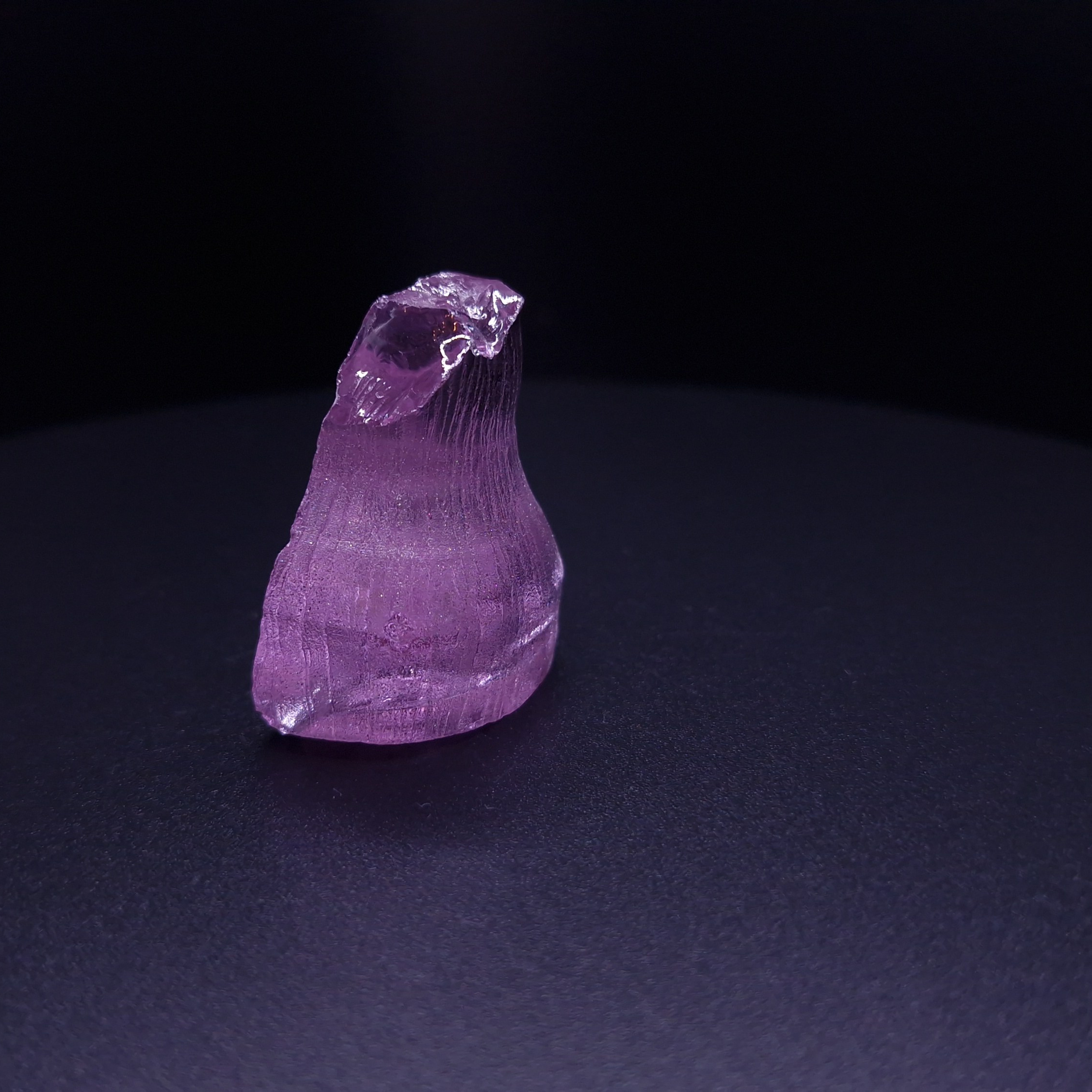 Кристалл синтетического фиолетового граната. YAG garnet иттрий алюминиевый гранат ИАГ