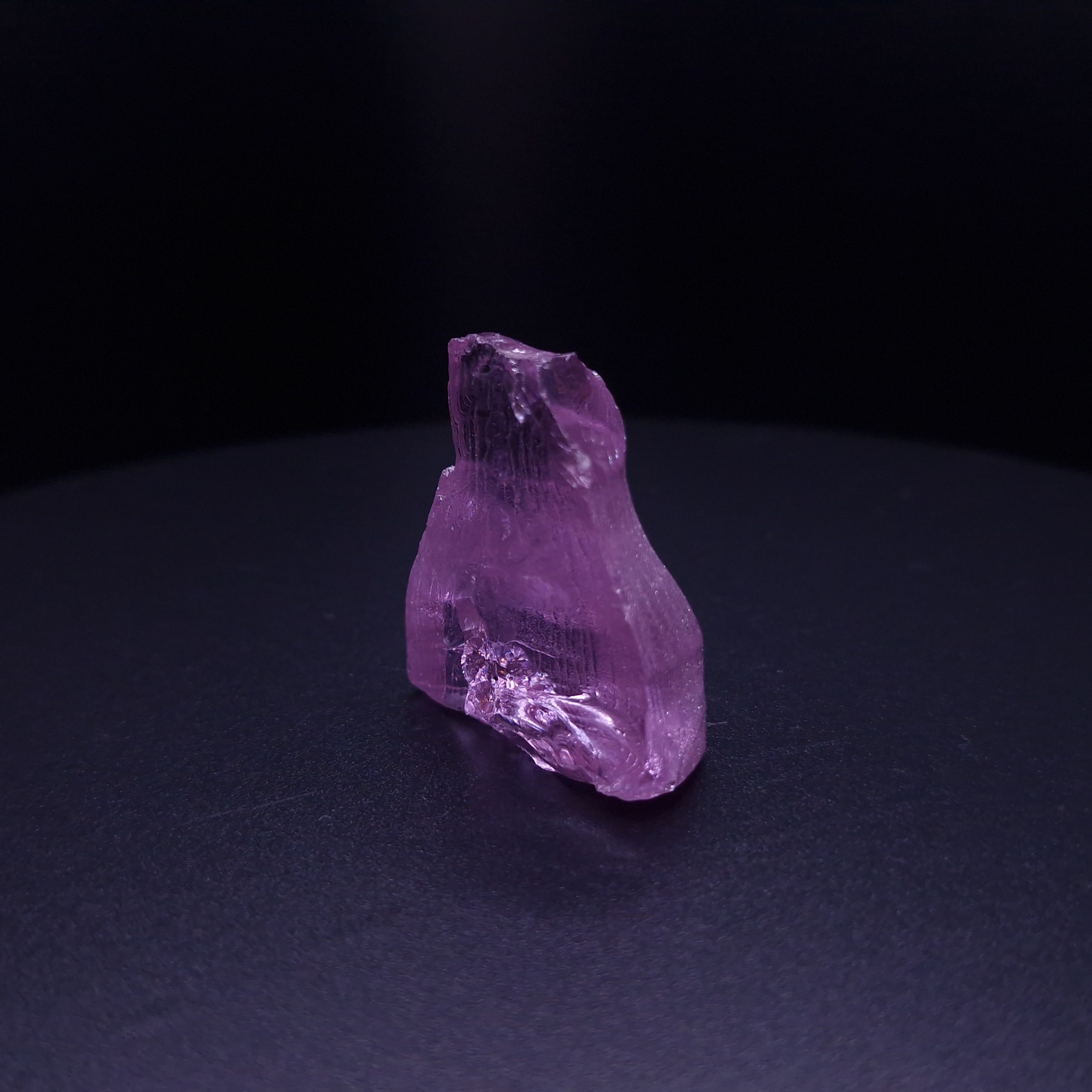 Кристалл синтетического фиолетового граната. YAG garnet иттрий алюминиевый гранат ИАГ