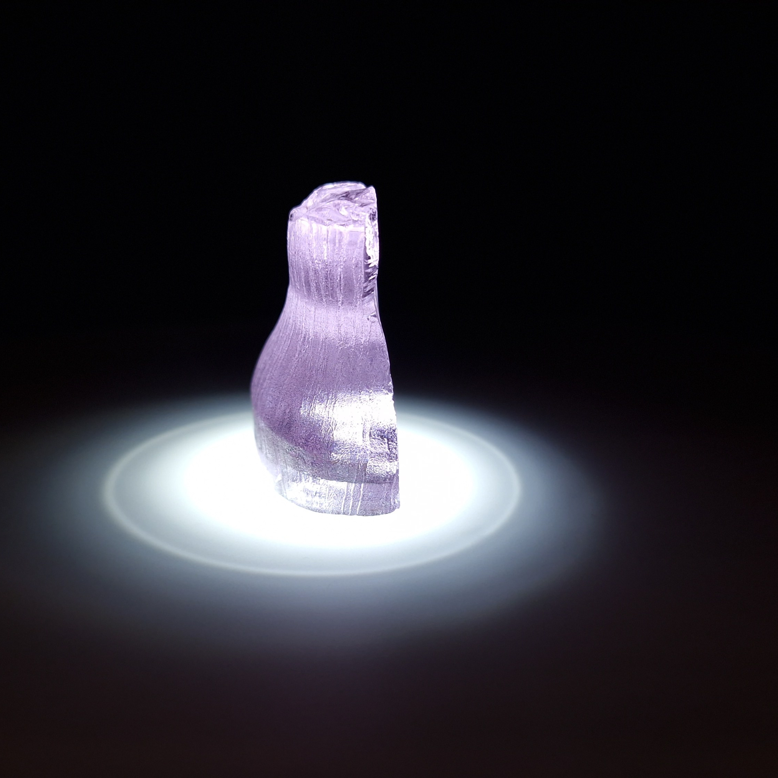 Кристалл синтетического фиолетового граната. YAG garnet иттрий алюминиевый гранат ИАГ