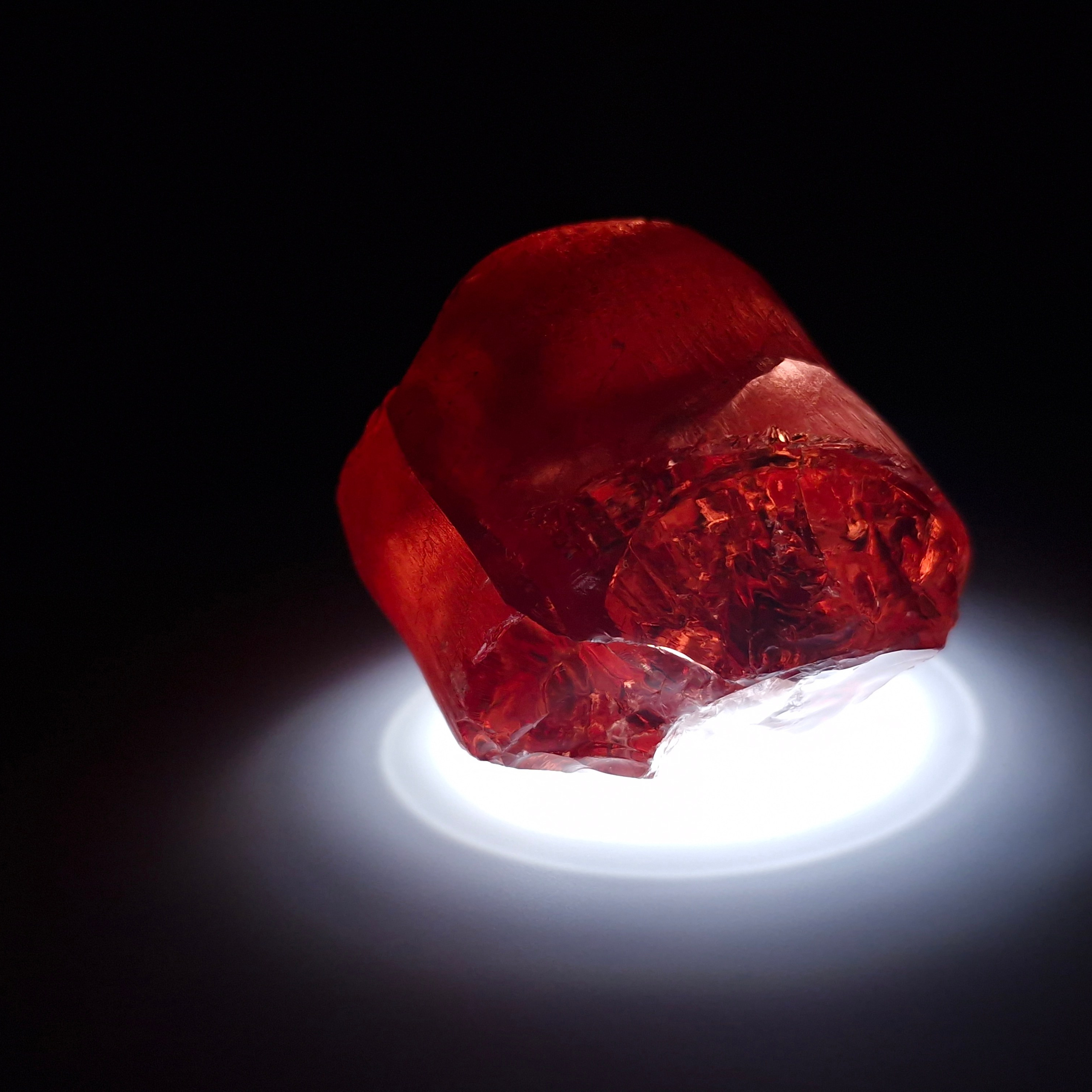 АИГ YAG красный. YAG garnet иттрий алюминиевый гранат ИАГ