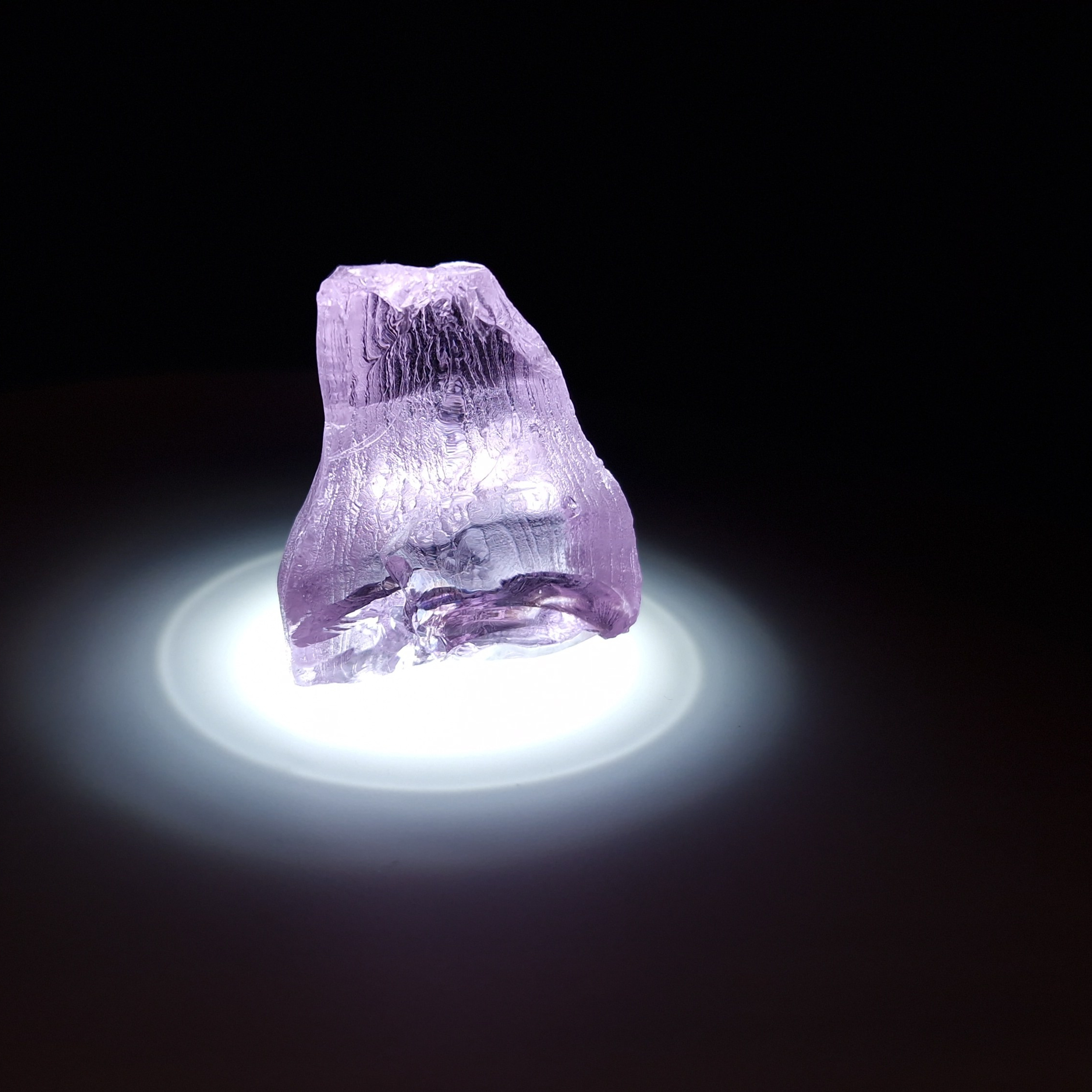 Кристалл синтетического фиолетового граната. YAG garnet иттрий алюминиевый гранат ИАГ