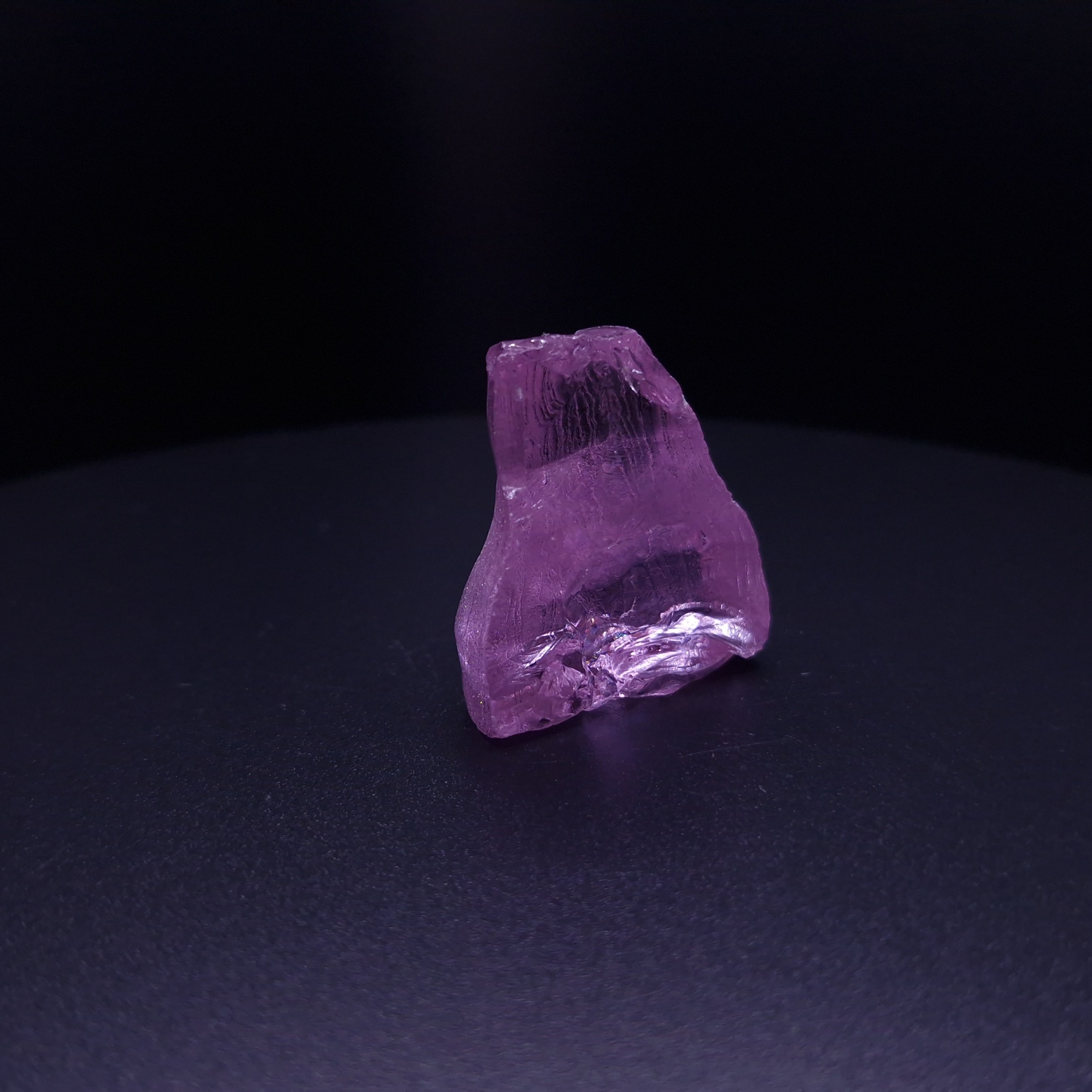 Кристалл синтетического фиолетового граната. YAG garnet иттрий алюминиевый гранат ИАГ