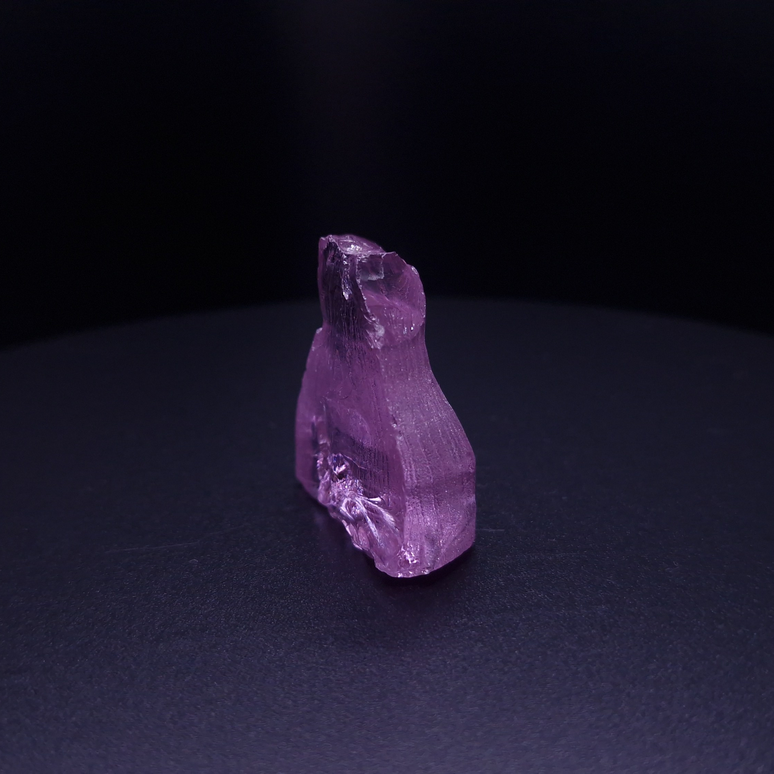 Кристалл синтетического фиолетового граната. YAG garnet иттрий алюминиевый гранат ИАГ