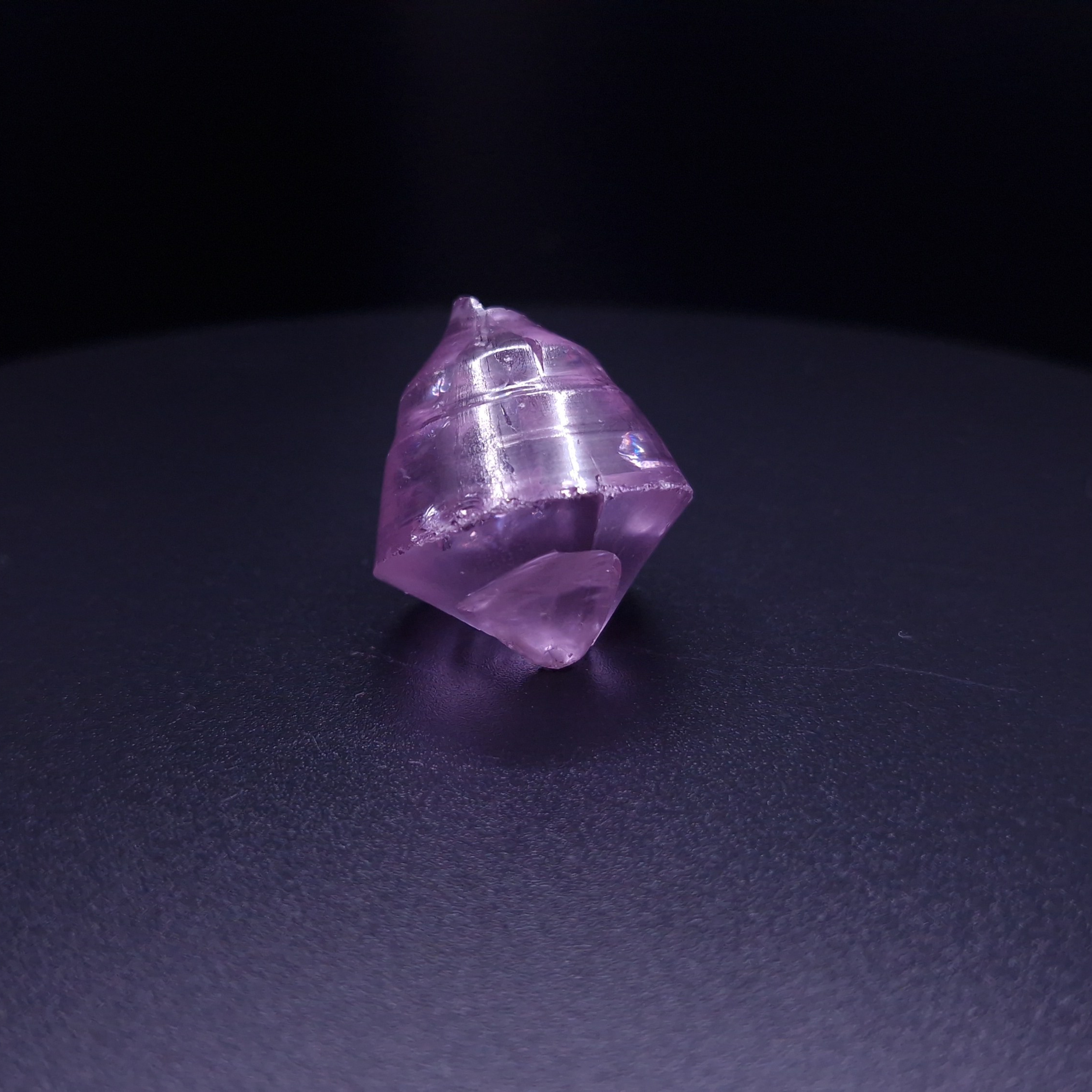 Кристалл граната фиолетовый. YAG garnet иттрий алюминиевый гранат ИАГ