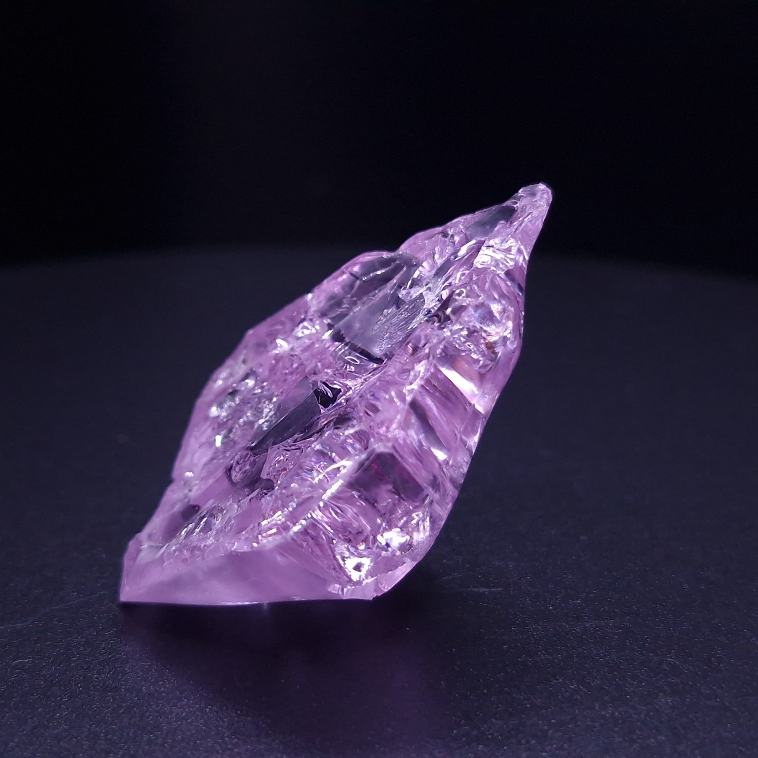 Фиолетовый гранатовый кристалл. YAG garnet иттрий алюминиевый гранат ИАГ