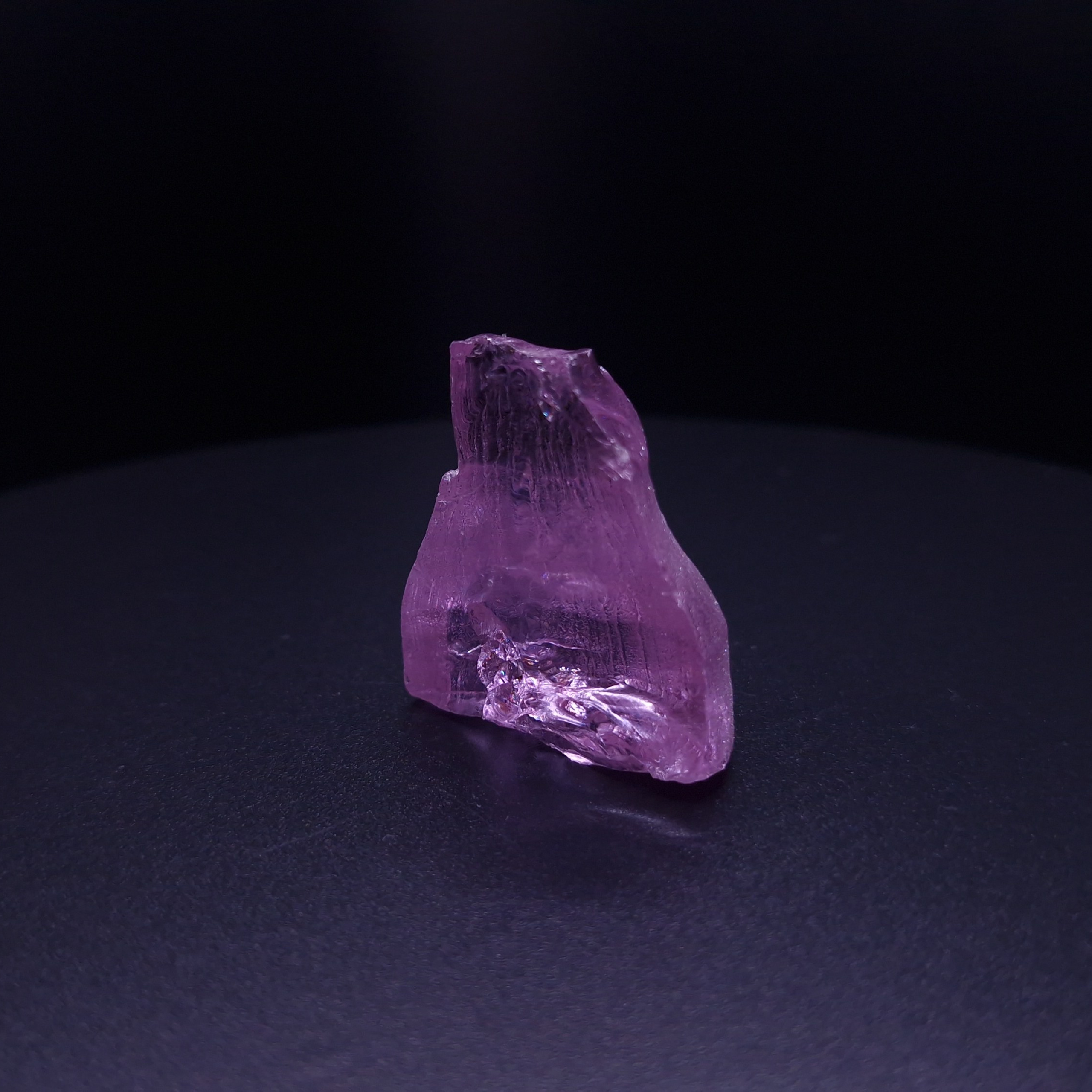 Кристалл синтетического фиолетового граната. YAG garnet иттрий алюминиевый гранат ИАГ